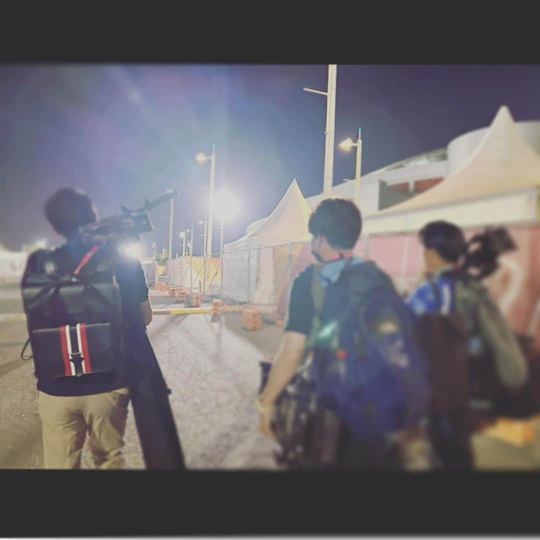 安藤萌々さんのインスタグラム写真 - (安藤萌々Instagram)「現場のチームワークも日々向上中！？です💪🏾 スタッフさん、技術さん、コーディネーターさん、ずっと同じチームで2週間。  現場から中継するには沢山の機材が必要。 デリケートな機材には触りませんが、 皆んなで荷物を手分けして運んでいます！😊 (ちなみに、私はお神輿を担ぐのが好きなのと、ゴルフクラブに似ているので三脚が好きです)  現地時間明日のクロアチア戦に向けて！ 今日もチームワークを大切に、 取材に行ってきます！   #焦る #音声さん Sさん #恐縮  #内田篤人 さんから荷物を奪い返せず。笑  #ゴルフ部 でよかった！#三脚 ラブ  ドライバー ジェリンさんに早くも #MVP の声  #スーパーコーディネーター #kanako  さんが監督」12月4日 21時45分 - momo_ando_ex