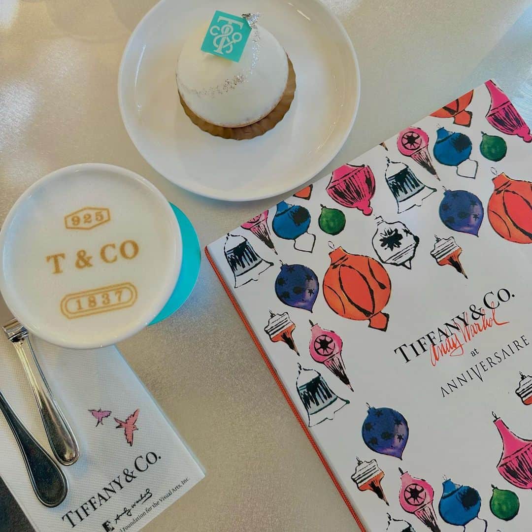 長谷川万射さんのインスタグラム写真 - (長谷川万射Instagram)「Tiffany cafe☕️  見た目がかわいいケーキとカフェラテで味もとっても美味しかった〜。入れてラッキーだぁ✌🏻  カフェ巡りたのし…♡  #tiffany  #cafe  #tiffanycafe」12月4日 21時46分 - mayanyam712