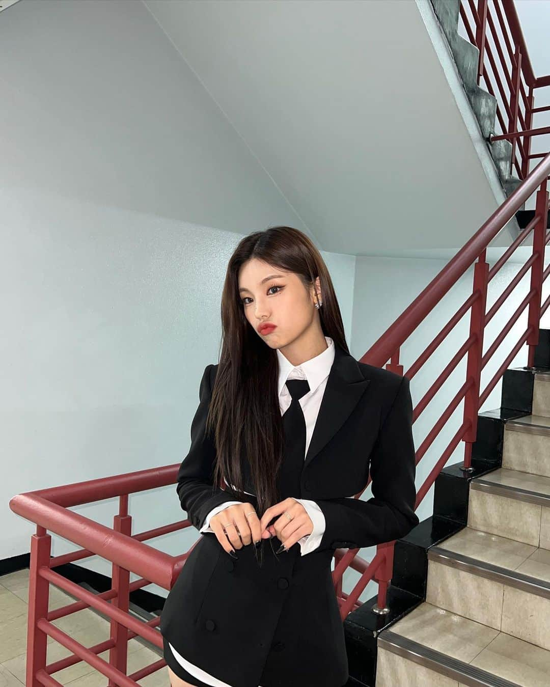 ITZYさんのインスタグラム写真 - (ITZYInstagram)「my favorite outfit from CHESHIRE MV🖤」12月4日 21時56分 - itzy.all.in.us