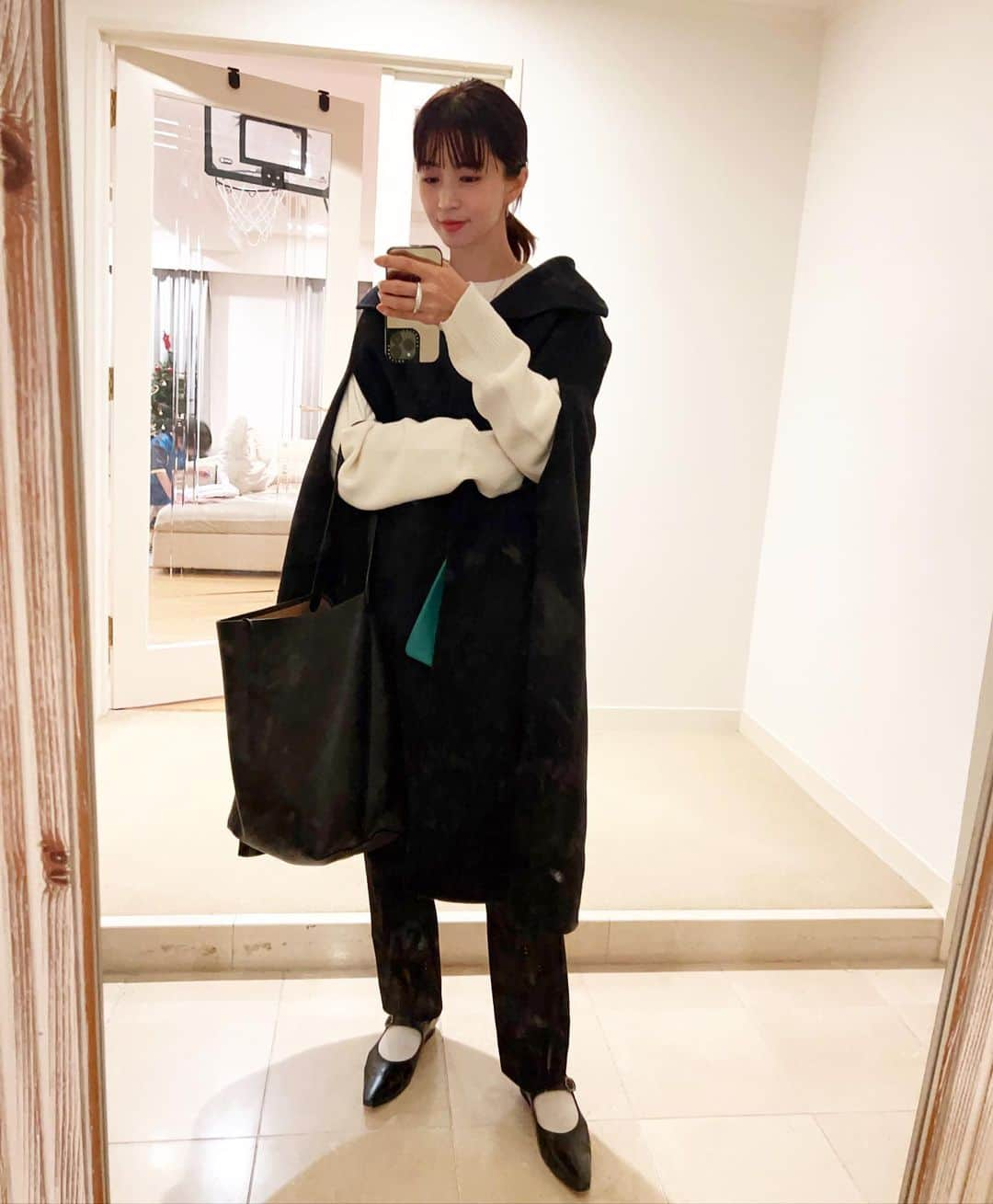 安田美沙子さんのインスタグラム写真 - (安田美沙子Instagram)「いつかの私服。  そでが出る服は、ちょっと寒いから。。。  あたたかい日に着てます🤍  兄と、お迎え終わりにカフェ☕️  サッカーした後はお腹が空くらしいっ！何もない日で久々にゆっくり✨  #coat .. @gallardagalante  #knit.. @uncrave_official  #pants.. @akte_official  #shoes.. @maisonmargiela  #ootd #mama #mamacorde」12月4日 22時16分 - yasuda_misako