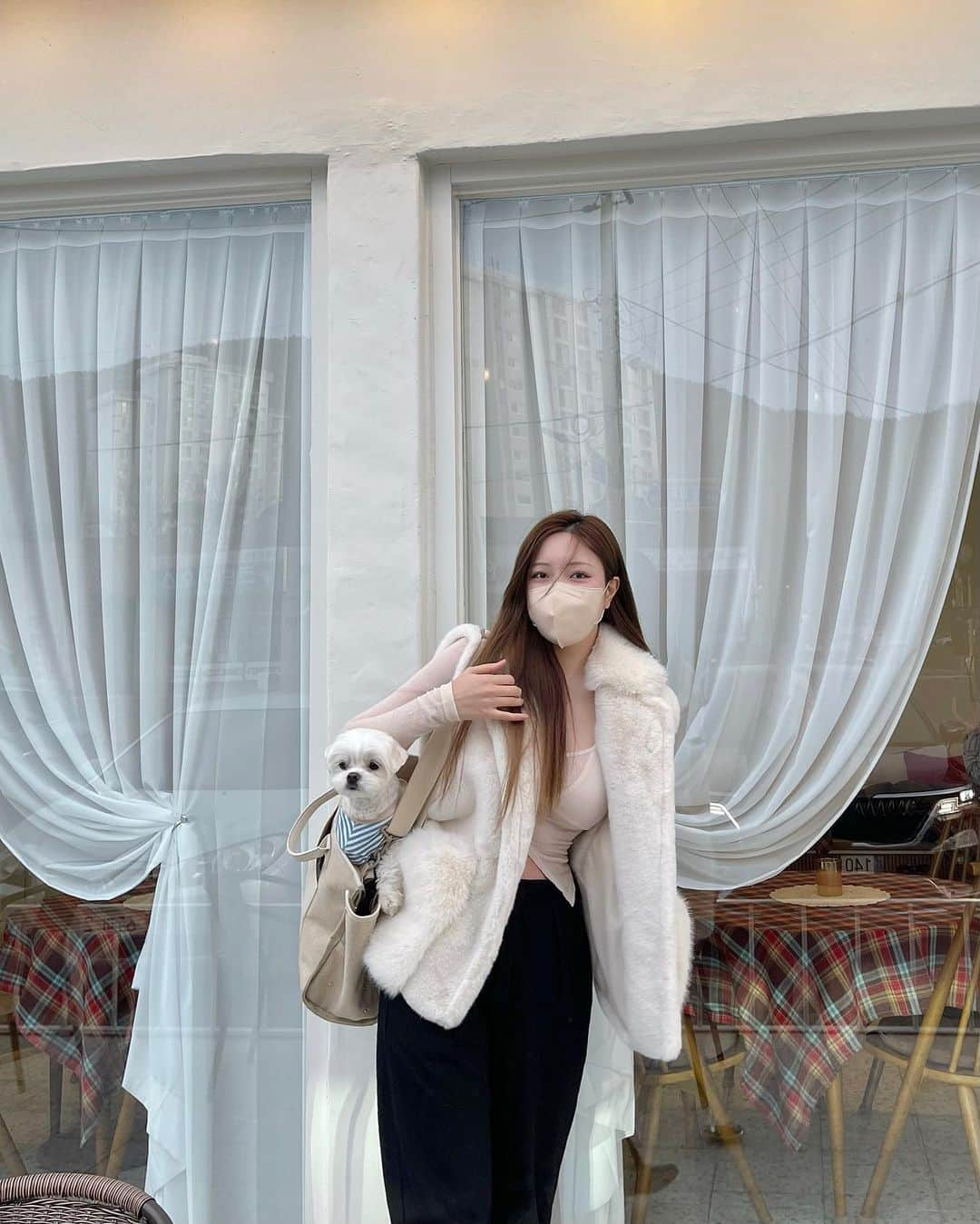 Choi Somiさんのインスタグラム写真 - (Choi SomiInstagram)「⠀⠀⠀⠀ #글랜더 #glander  엄마랑 이루랑 카페 🧑🏻👩🏻‍🦳🐶 벌교에 와서 마음의 평화를 되찾았솜  엄마는 연고도 없는 벌교 시골 동네에 집을 지어 유유자적한 삶을 산지 어언 5년 여긴 정말.. 깡시골인데 건물보다 곳곳에 자연이 가득하고 이곳만의 냄새도 너무 좋다🖤」12月5日 11時45分 - cxxsomi