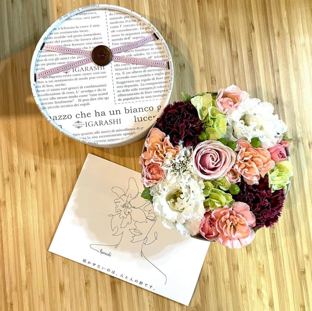 長谷川真美さんのインスタグラム写真 - (長谷川真美Instagram)「おうちにお花があると とっても素敵な気持ちで 1日が過ごせるよね🫶💕  まるでケーキのような フラワーアレンジメント💐  ふたが締まった状態で 送られてくるから 開けた瞬間に「わ！！！」 っと素敵な気持ちに💓  箱から出てくるお花に とってもビックリするよね💐 ほんと可愛くて きゅう君もぎゅーーーっと👶✨  ギフトにもとっても 喜ばれそうだよ🙌  PR @igarashi_europeanflowergift  #igarashi欧風フラワーギフト #花ギフト #お花屋さん #誕生日花 #花プレゼント #花束プレゼント #誕プレもらった #もらって嬉しいプレゼント」12月5日 12時08分 - maami.hase