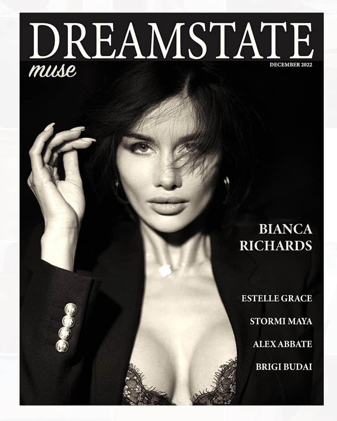 Dreamstateさんのインスタグラム写真 - (DreamstateInstagram)「@bianca_richards 🖤🤍 Cover @dreamstatemuse 207 pages 📙」12月5日 12時24分 - dreamstatemuse