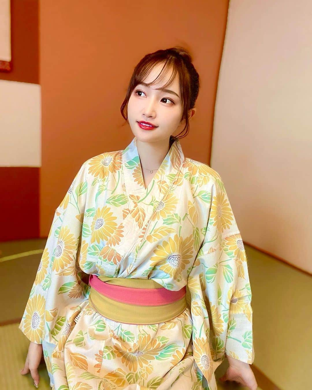 ぷーちゃんさんのインスタグラム写真 - (ぷーちゃんInstagram)「🐶🍯 . 和歌山に旅行してきたよ🍊👘 久しぶりに温泉につかれて幸せ♨️  そしてこの日は チャイボーグメイクしてみたよ🇨🇳  日本のコスメにも韓国コスメにもない、 中国コスメならではの繊細さ。もはや芸術🧚‍♀️  アイシャドウの柄がなくなるのがもったいないけど 使ってみるとどれも発色がいい！  4色パレットのハイライトの艶感が特によかった◎  リップはサラツルっとしたテクスチャーで着け心地も軽く、 ふわっとライチのいい香りがした💕  高級感もあるしプレゼントにもオススメ♡  item💄🪞 ・百鳥朝鳳 アイシャドウパレット ・星宿彫刻4色パレット ・珠玉流光リップティント ベージュ、コチニールレッド  クーポンコード:1300OFF(13,000円以上お買い上げ適用)  #和歌山観光#和歌山#加太#ひいなの湯#和歌山温泉#関西温泉#温泉女子 #浴衣#浴衣ヘアアレンジ # 中国メイク#チャイボーグメイク#ワンホン#ワンホンメイク#中国コスメ#花西子#フローラシス#florasis #撮影モデル#サロンモデル#モデル#大阪サロンモデル#関西モデル#関西サロモ#関西サロンモデル#フリーモデル#関西フリーモデル#撮影依頼受付中#撮影依頼募集中#ライブ配信#ビジョビ#」12月5日 12時31分 - poohchan31