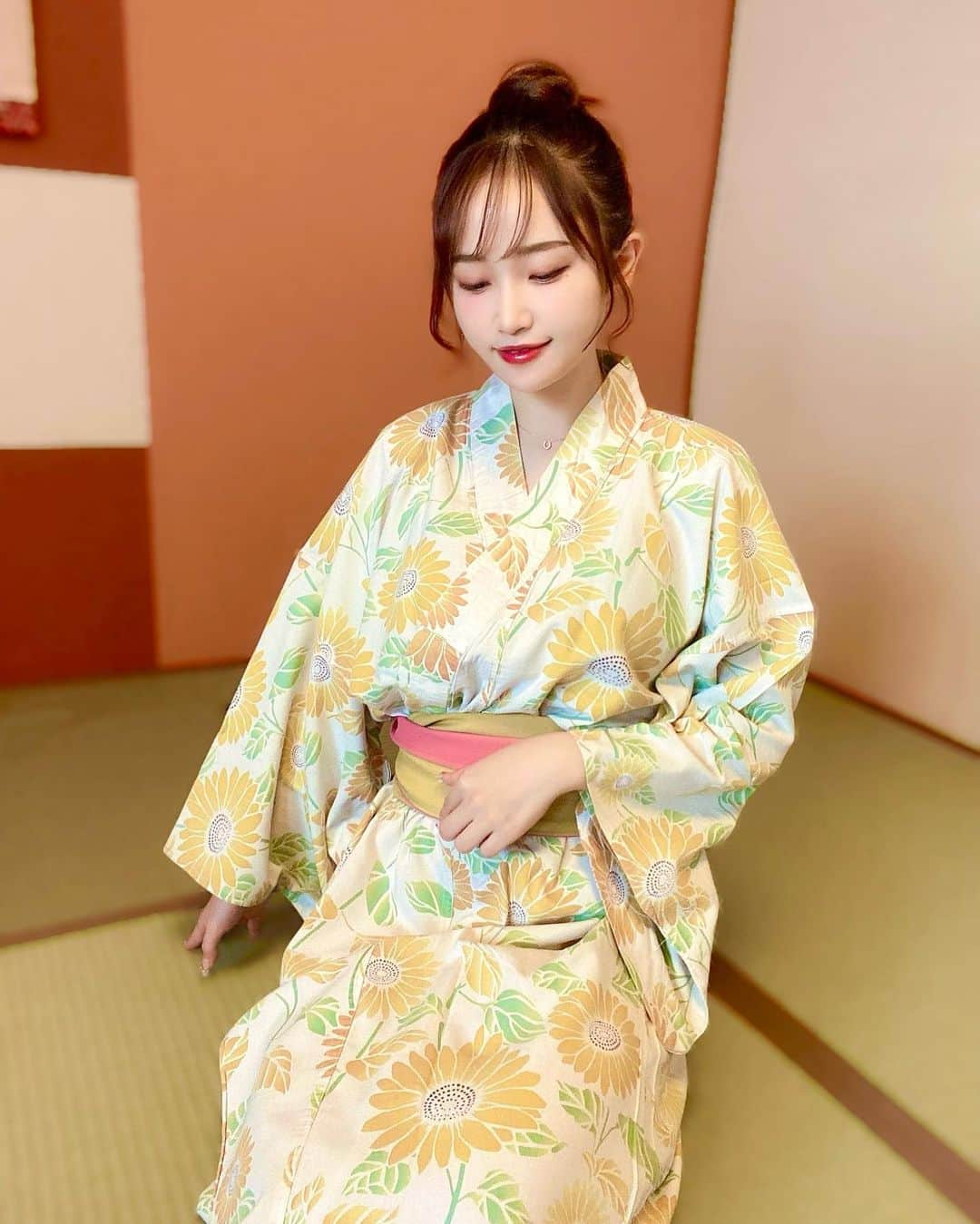 ぷーちゃんさんのインスタグラム写真 - (ぷーちゃんInstagram)「🐶🍯 . 和歌山に旅行してきたよ🍊👘 久しぶりに温泉につかれて幸せ♨️  そしてこの日は チャイボーグメイクしてみたよ🇨🇳  日本のコスメにも韓国コスメにもない、 中国コスメならではの繊細さ。もはや芸術🧚‍♀️  アイシャドウの柄がなくなるのがもったいないけど 使ってみるとどれも発色がいい！  4色パレットのハイライトの艶感が特によかった◎  リップはサラツルっとしたテクスチャーで着け心地も軽く、 ふわっとライチのいい香りがした💕  高級感もあるしプレゼントにもオススメ♡  item💄🪞 ・百鳥朝鳳 アイシャドウパレット ・星宿彫刻4色パレット ・珠玉流光リップティント ベージュ、コチニールレッド  クーポンコード:1300OFF(13,000円以上お買い上げ適用)  #和歌山観光#和歌山#加太#ひいなの湯#和歌山温泉#関西温泉#温泉女子 #浴衣#浴衣ヘアアレンジ # 中国メイク#チャイボーグメイク#ワンホン#ワンホンメイク#中国コスメ#花西子#フローラシス#florasis #撮影モデル#サロンモデル#モデル#大阪サロンモデル#関西モデル#関西サロモ#関西サロンモデル#フリーモデル#関西フリーモデル#撮影依頼受付中#撮影依頼募集中#ライブ配信#ビジョビ#」12月5日 12時31分 - poohchan31