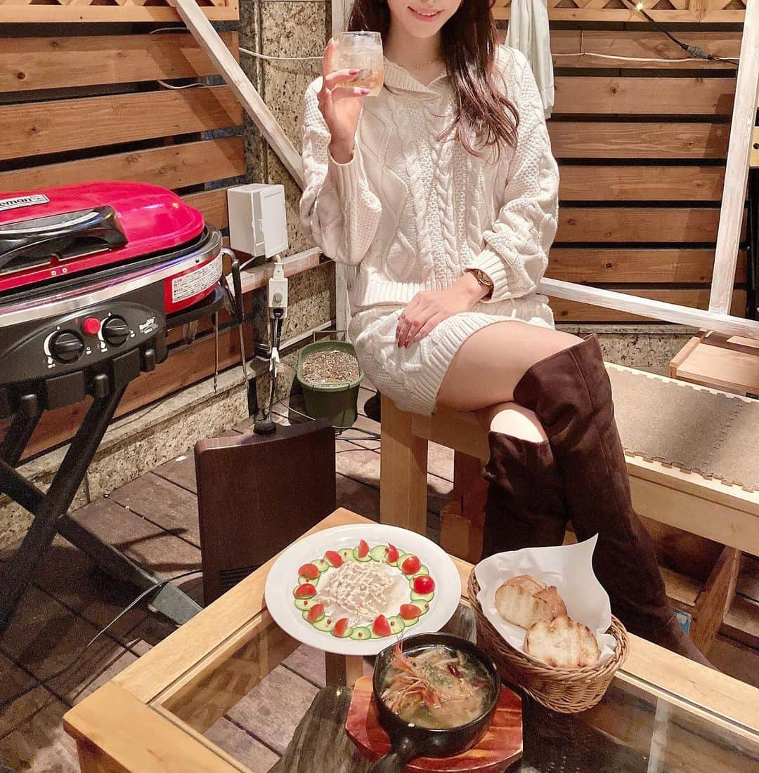 星野奏さんのインスタグラム写真 - (星野奏Instagram)「⁡ しほみんとお仕事前に🍖肉バルに行ったよ！！ ⁡ 麻布十番でテラス席のあるお店って珍しいかも✨赤身とアヒージョが美味しかったので、これからお仕事というの忘れてガーリック祭りでした〜🧄✊🏻 ⁡ そして、しほみんがこっそりバースデープレートをお願いしておいてくれたの嬉しかった💗 お店の皆様もお気遣いありがとうございます🎵 ⁡ ⁡ パリコレデザイナーさんが内装を手掛けたということでテラス以外もお洒落でした✨ 貸し切りパーティーやバーベキュープランでも楽しめそう！！今度は明るい時間に女子数名で伺いたいです😋✨ ⁡ ⁡ @azabujuban_ciccio  港区麻布十番2-8-10 パティオ麻布十番 2F 03-6459-4557  ⁡ #azabujuban_ciccio #麻布肉バルciccio#麻布十番肉バルciccio#おともだち #麻布十番ディナー#麻布十番イタリアン#麻布十番ペット可#お肉好き女子#グルメ女子#脚#お友達　#ペット可カフェ#ペット可レストラン #お肉好きな人と繋がりたい#グルメ好きと繋がりたい　 #麻布十番  ⁡」12月5日 13時53分 - hoshino_kanade_