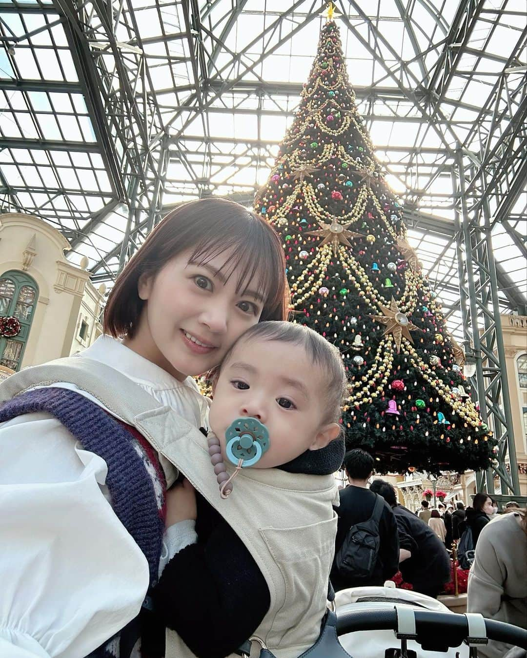 浜田翔子さんのインスタグラム写真 - (浜田翔子Instagram)「❄️Christmas Disney land🏰  アトラクションも 白雪姫🍎 美女と野獣☕️（課金） イッツアスモールワールド🐣 乗れ 魅惑のチキルームスティッチ🦕 ジャンボリーミッキー（カフェから音だけ）楽しめた👏  お友達と 同じ月齢だから楽しめるものが同じで寝るタイミング、オムツもだいたい同じなので嬉しい🌟  寝てる間はママトーク💓  シンデレラ城の前もハイハイしたり歩いたり成長した〜‼︎  今回所々（まずは荷物検査の大行列😭）大号泣してたから抱っこ紐が必須でした！！だんだん色々わかってきてる証拠なのかな😌 こわい時はギュッてしてくるのかわいい💕  最近ミルクも1日夜と夜中のみになり ご飯を沢山食べてくれるようになりました✨ほんと何日かで成長があるから楽しい。  久々に大きなクリスマスツリーが🎄みれて凄い感動🥹✨  早めの17時半頃には夢の国バイバイしました。 お土産を外のボンヴォヤージュで買おうとしたらお菓子系ブースはなくなっており💦（もしかしたら2階なのかな、、） 夢の国出たらないから要注意でした😂 坊やとDisney行くようになってからますますDisneyが好きになった‼︎❣️  #子連れディズニー  #東京ディズニーランド  #赤ちゃんとお出かけ  #赤ちゃんとディズニー #disney  #東京ディズニーリゾート #tokyodisneyresort」12月5日 14時47分 - shoko_hamada