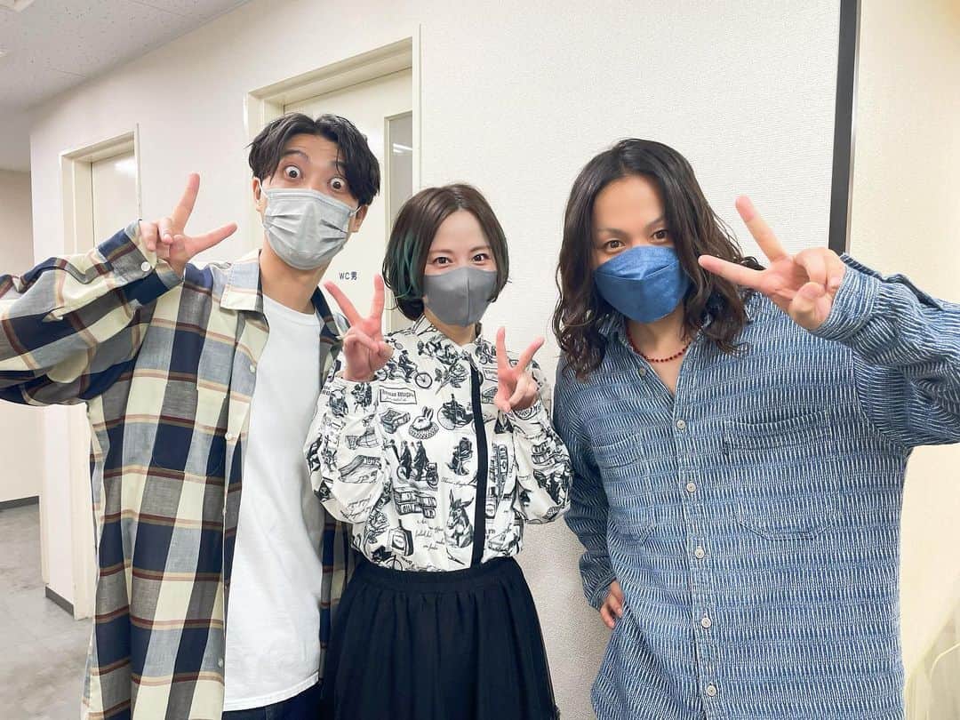 宮島咲良さんのインスタグラム写真 - (宮島咲良Instagram)「ㅤㅤㅤㅤㅤㅤㅤㅤㅤㅤㅤㅤㅤ 今年の5月、東映×ムビステ 映画『#漆黒天 -始の語り-』舞台挨拶にて！ ワタナベエンタ同い年チーム！ 3人とも39歳、サンキューな感謝の年です☺️ めちゃくちゃ尊敬しているおふたり💕 やっとご一緒できて嬉しかったなぁぁぁ 同じ事務所に所属していてもなかなかご一緒する機会がなかったけれど、 同い年ってとても不思議で 勝手におふたりのご活躍や仕事に向かう姿勢から特別にたくさん力をもらっていて、 心からの尊敬と誇りをずっとずっと持ち続けることができる存在。 感謝！！！！ また早くご一緒できますようにー！🔥 #漆黒天始の語り  #ムビステ  #荒木宏文 さん #鈴木裕樹 さん #ゲキレンジャー  #宮島咲良 #ミヤジマン #ぼっち戦隊ミヤジマン」12月5日 15時06分 - sakura_miyajiman