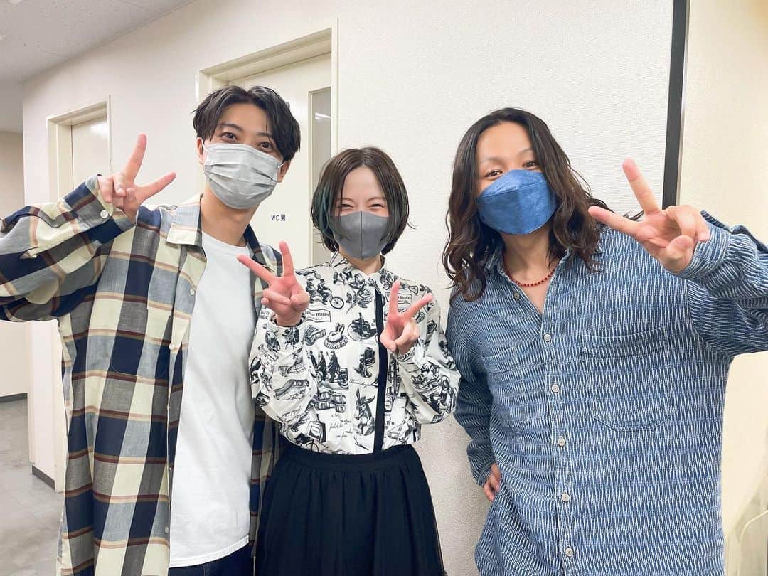 宮島咲良さんのインスタグラム写真 - (宮島咲良Instagram)「ㅤㅤㅤㅤㅤㅤㅤㅤㅤㅤㅤㅤㅤ 今年の5月、東映×ムビステ 映画『#漆黒天 -始の語り-』舞台挨拶にて！ ワタナベエンタ同い年チーム！ 3人とも39歳、サンキューな感謝の年です☺️ めちゃくちゃ尊敬しているおふたり💕 やっとご一緒できて嬉しかったなぁぁぁ 同じ事務所に所属していてもなかなかご一緒する機会がなかったけれど、 同い年ってとても不思議で 勝手におふたりのご活躍や仕事に向かう姿勢から特別にたくさん力をもらっていて、 心からの尊敬と誇りをずっとずっと持ち続けることができる存在。 感謝！！！！ また早くご一緒できますようにー！🔥 #漆黒天始の語り  #ムビステ  #荒木宏文 さん #鈴木裕樹 さん #ゲキレンジャー  #宮島咲良 #ミヤジマン #ぼっち戦隊ミヤジマン」12月5日 15時06分 - sakura_miyajiman