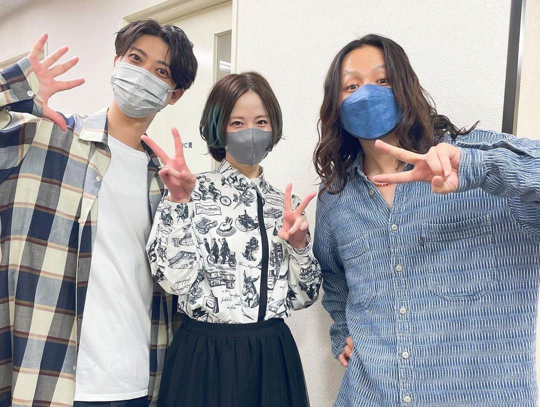 宮島咲良さんのインスタグラム写真 - (宮島咲良Instagram)「ㅤㅤㅤㅤㅤㅤㅤㅤㅤㅤㅤㅤㅤ 今年の5月、東映×ムビステ 映画『#漆黒天 -始の語り-』舞台挨拶にて！ ワタナベエンタ同い年チーム！ 3人とも39歳、サンキューな感謝の年です☺️ めちゃくちゃ尊敬しているおふたり💕 やっとご一緒できて嬉しかったなぁぁぁ 同じ事務所に所属していてもなかなかご一緒する機会がなかったけれど、 同い年ってとても不思議で 勝手におふたりのご活躍や仕事に向かう姿勢から特別にたくさん力をもらっていて、 心からの尊敬と誇りをずっとずっと持ち続けることができる存在。 感謝！！！！ また早くご一緒できますようにー！🔥 #漆黒天始の語り  #ムビステ  #荒木宏文 さん #鈴木裕樹 さん #ゲキレンジャー  #宮島咲良 #ミヤジマン #ぼっち戦隊ミヤジマン」12月5日 15時06分 - sakura_miyajiman