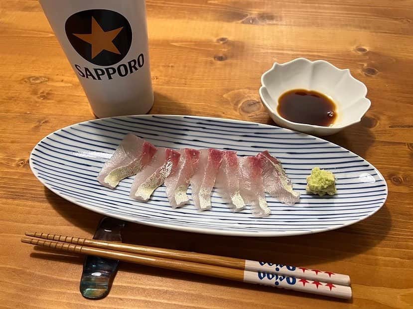 寺田有希さんのインスタグラム写真 - (寺田有希Instagram)「生ワサビを手に入れたので！ ついに、myワサビおろしを手に入れてしまったぜ😎✨  擦りたてワサビ、最高すぎ🤤✨ カンパチの柵を買ってきて、 ワサビとフルコースで食べ尽くしました👌  #おうちごはん #おうちごはんlover #おうち居酒屋 #生わさび #カンパチ #てら飯 #ベンチャー女優 #フリーランス女子 #フリーランス #寺田有希 #teradayuki」12月5日 15時36分 - terada_yuki