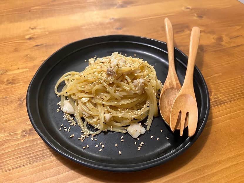 寺田有希さんのインスタグラム写真 - (寺田有希Instagram)「生ワサビを手に入れたので！ ついに、myワサビおろしを手に入れてしまったぜ😎✨  擦りたてワサビ、最高すぎ🤤✨ カンパチの柵を買ってきて、 ワサビとフルコースで食べ尽くしました👌  #おうちごはん #おうちごはんlover #おうち居酒屋 #生わさび #カンパチ #てら飯 #ベンチャー女優 #フリーランス女子 #フリーランス #寺田有希 #teradayuki」12月5日 15時36分 - terada_yuki