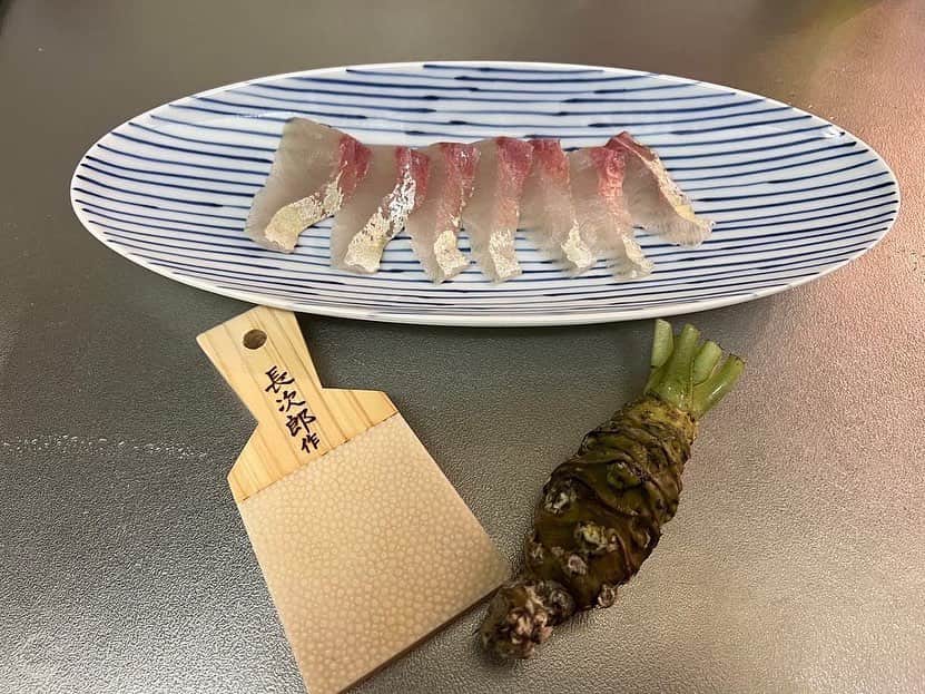 寺田有希さんのインスタグラム写真 - (寺田有希Instagram)「生ワサビを手に入れたので！ ついに、myワサビおろしを手に入れてしまったぜ😎✨  擦りたてワサビ、最高すぎ🤤✨ カンパチの柵を買ってきて、 ワサビとフルコースで食べ尽くしました👌  #おうちごはん #おうちごはんlover #おうち居酒屋 #生わさび #カンパチ #てら飯 #ベンチャー女優 #フリーランス女子 #フリーランス #寺田有希 #teradayuki」12月5日 15時36分 - terada_yuki