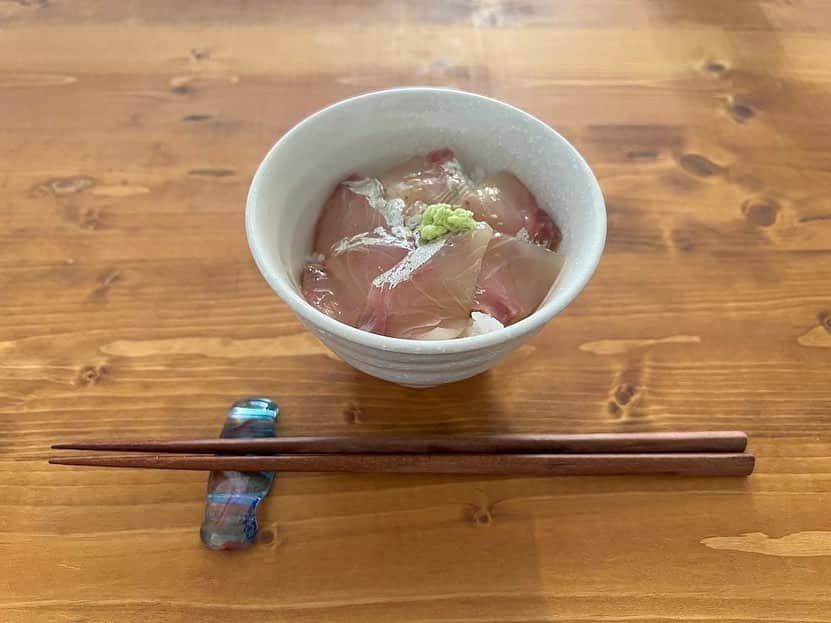 寺田有希さんのインスタグラム写真 - (寺田有希Instagram)「生ワサビを手に入れたので！ ついに、myワサビおろしを手に入れてしまったぜ😎✨  擦りたてワサビ、最高すぎ🤤✨ カンパチの柵を買ってきて、 ワサビとフルコースで食べ尽くしました👌  #おうちごはん #おうちごはんlover #おうち居酒屋 #生わさび #カンパチ #てら飯 #ベンチャー女優 #フリーランス女子 #フリーランス #寺田有希 #teradayuki」12月5日 15時36分 - terada_yuki