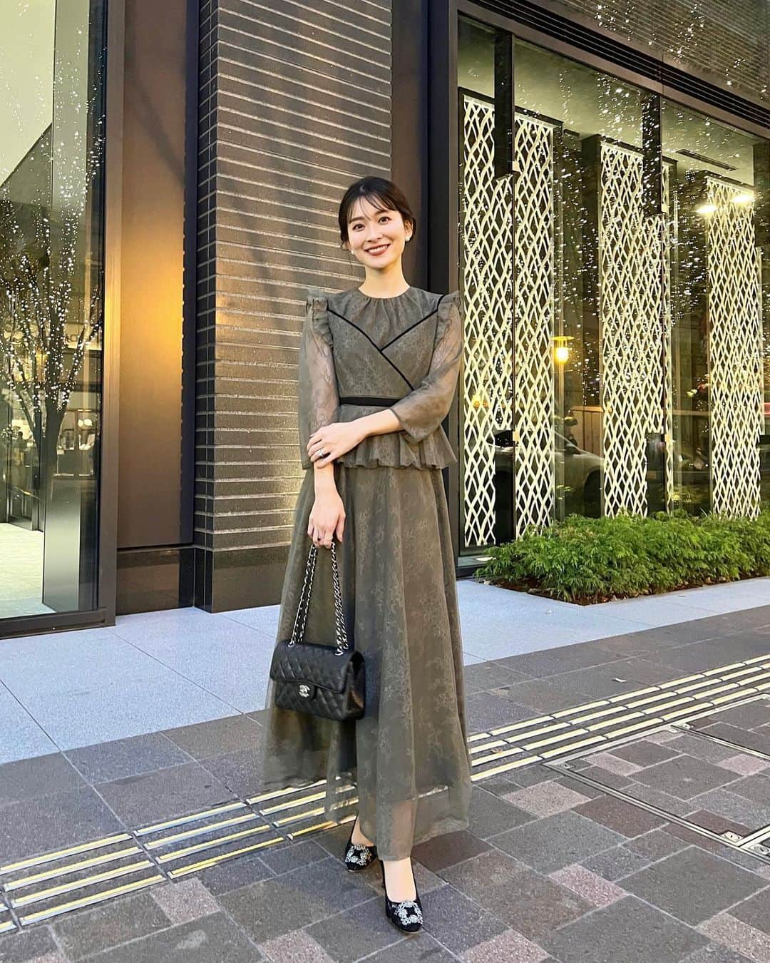 山本里菜さんのインスタグラム写真 - (山本里菜Instagram)「. お呼ばれスタイル❤︎✨  Lejaのワンピースがお気に入りです😊🫶デザインも可愛いしカラーバリエーションもたくさんあるからいつも迷っちゃう💕  ドレスを着るとテンション上がりますよね🥰  #お呼ばれコーデ  #お呼ばれドレス  #ドレス #ワンピース #お呼ばれヘア」12月5日 16時13分 - rinayamamoto_0622