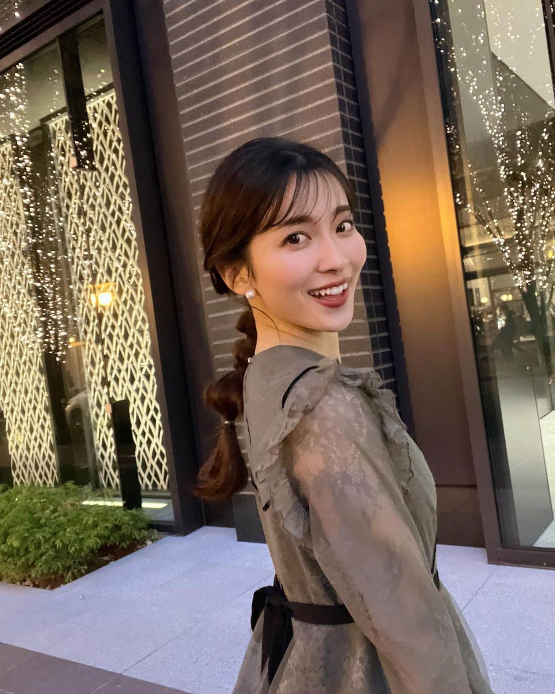 山本里菜さんのインスタグラム写真 - (山本里菜Instagram)「. お呼ばれスタイル❤︎✨  Lejaのワンピースがお気に入りです😊🫶デザインも可愛いしカラーバリエーションもたくさんあるからいつも迷っちゃう💕  ドレスを着るとテンション上がりますよね🥰  #お呼ばれコーデ  #お呼ばれドレス  #ドレス #ワンピース #お呼ばれヘア」12月5日 16時13分 - rinayamamoto_0622