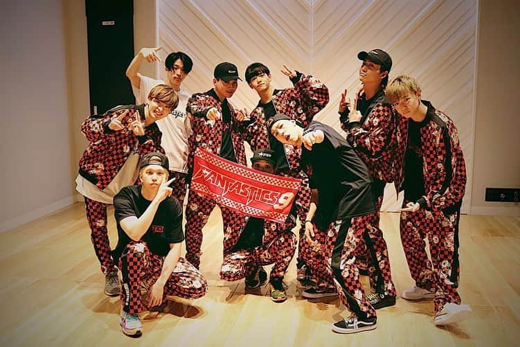 中島颯太さんのインスタグラム写真 - (中島颯太Instagram)「FANTASTICS from EXILE TRIBE デビュー4周年🌻  応援してくださるみなさん 心から いつも本当にありがとうございます✨  このグループにいれて たくさんの方と繋がれて これからも夢を追いかけられることが 本当に幸せです😭  "FANTASTICS" この存在が少しでも誰かの力になるのなら どこまでもいつまでも歌い続けたいです🎤 活動し続けたいです🔥  これからも一緒に歩んでいきましょう‼️  #FANTASTICS #fanfanproject #fantastic9  #ファンタちゃん祝4歳  #ファンタのFC #中島颯太」12月5日 16時25分 - sotanakajima_official