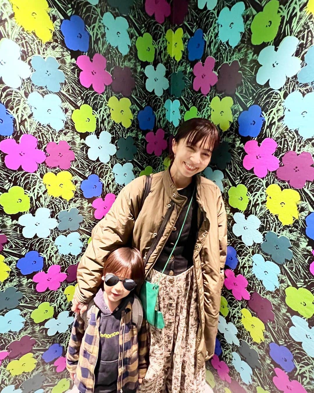 安田美沙子さんのインスタグラム写真 - (安田美沙子Instagram)「フリマin kyoto 無事に終わりました！ 沢山来てくださり、ありがとうございました🤍  初対面の人も多かったのに、みんな仲良くなり、腹を抱えて笑い。。  京都の風景や、美味しい食事とともに、素敵な思い出になりました。  まだ、余韻に浸っています。  @warholpopart をみにいきました。  美術館まで行く時間は、なかったから、また第二弾もやりたいです！！  スーツケースをひく息子❤️  #kyoto #japan #freamarket #thanks」12月5日 16時32分 - yasuda_misako