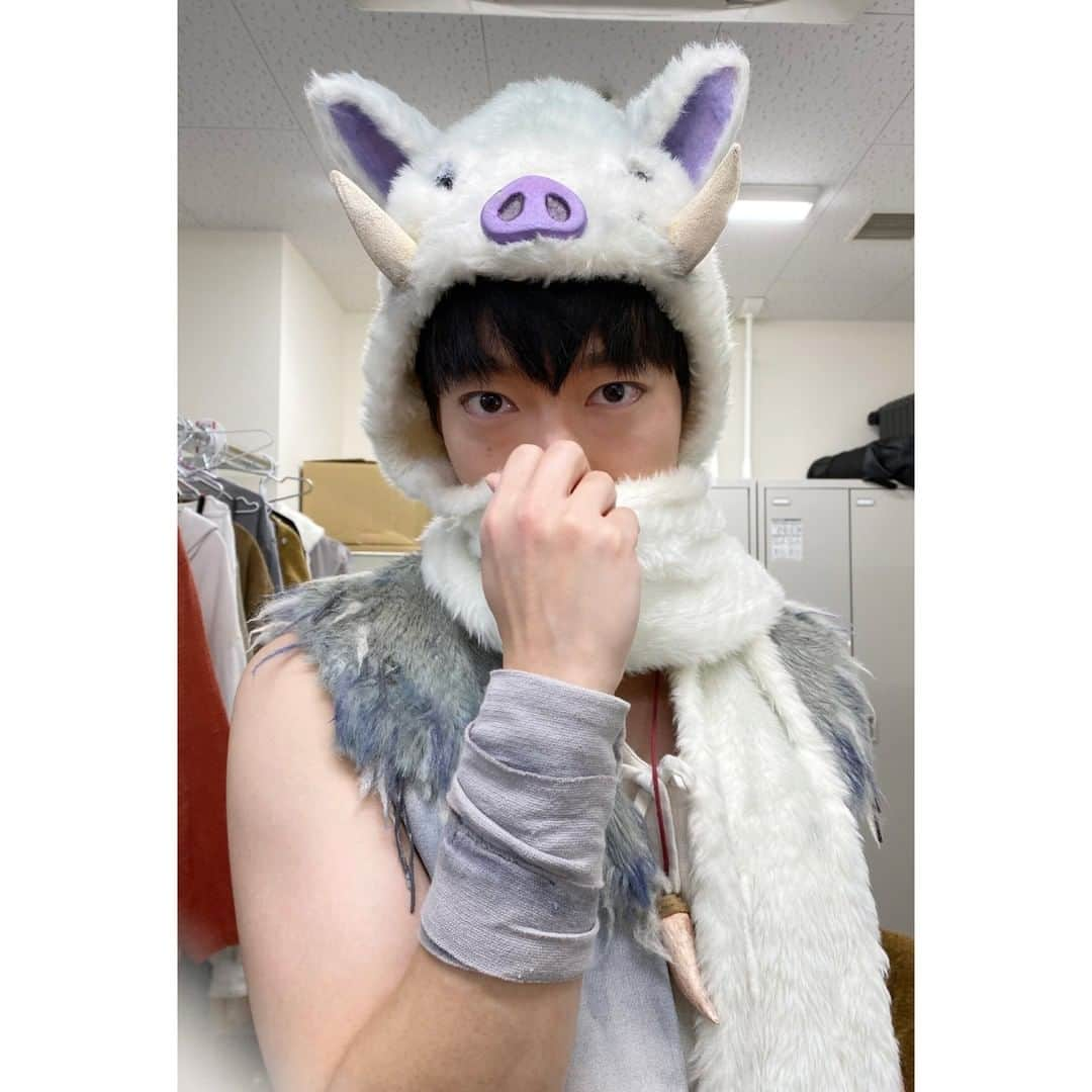 劇団四季さんのインスタグラム写真 - (劇団四季Instagram)「#バケミュの裏側 楽屋にて――一郎彦編（笠松哲朗）Part2  本番前、メイク中の笠松さん。 苦悩し、闇をまとう一郎彦ですが、笠松さん本人には意外な一面が。 渾身の一発ギャグをはずして自分で笑ってしまう、お茶目な姿です（4枚目）。  文：二郎丸役・瀬下喬弘  2023年3月21日（火・祝）東京 千秋楽 2023年12月10日（日）大阪 開幕  #バケミュ #バケモノの子 #ミュージカル #劇団四季 #スタジオ地図 #イベント割」12月5日 17時07分 - gekidanshiki_official