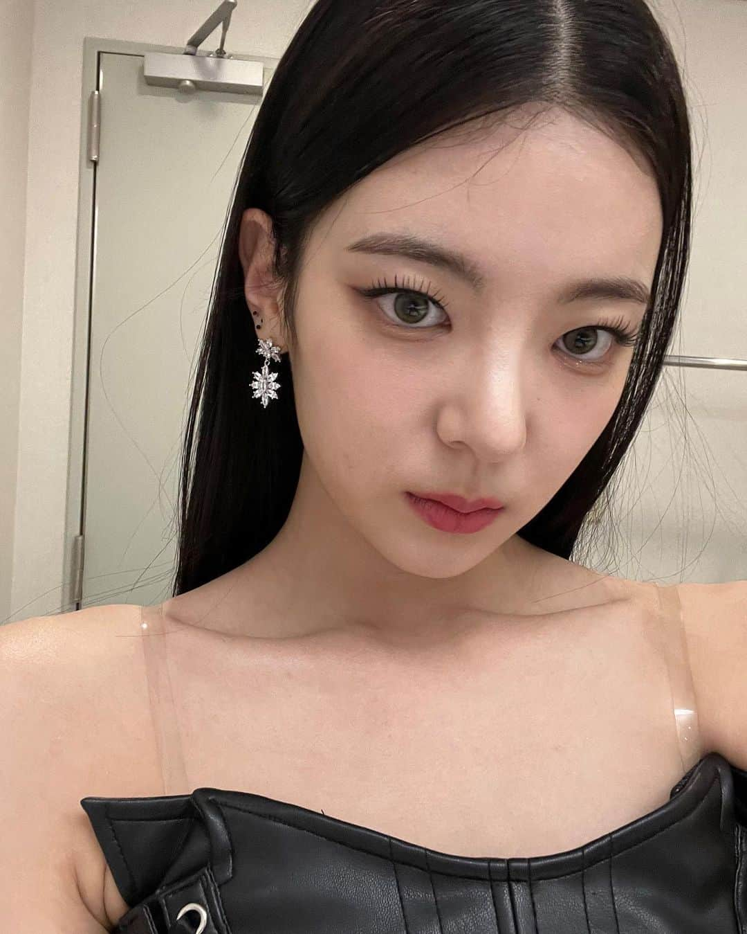 ITZYさんのインスタグラム写真 - (ITZYInstagram)「CHESHIRE 첫 공개 🖤🐈‍⬛ #2022MAMA」12月5日 17時17分 - itzy.all.in.us