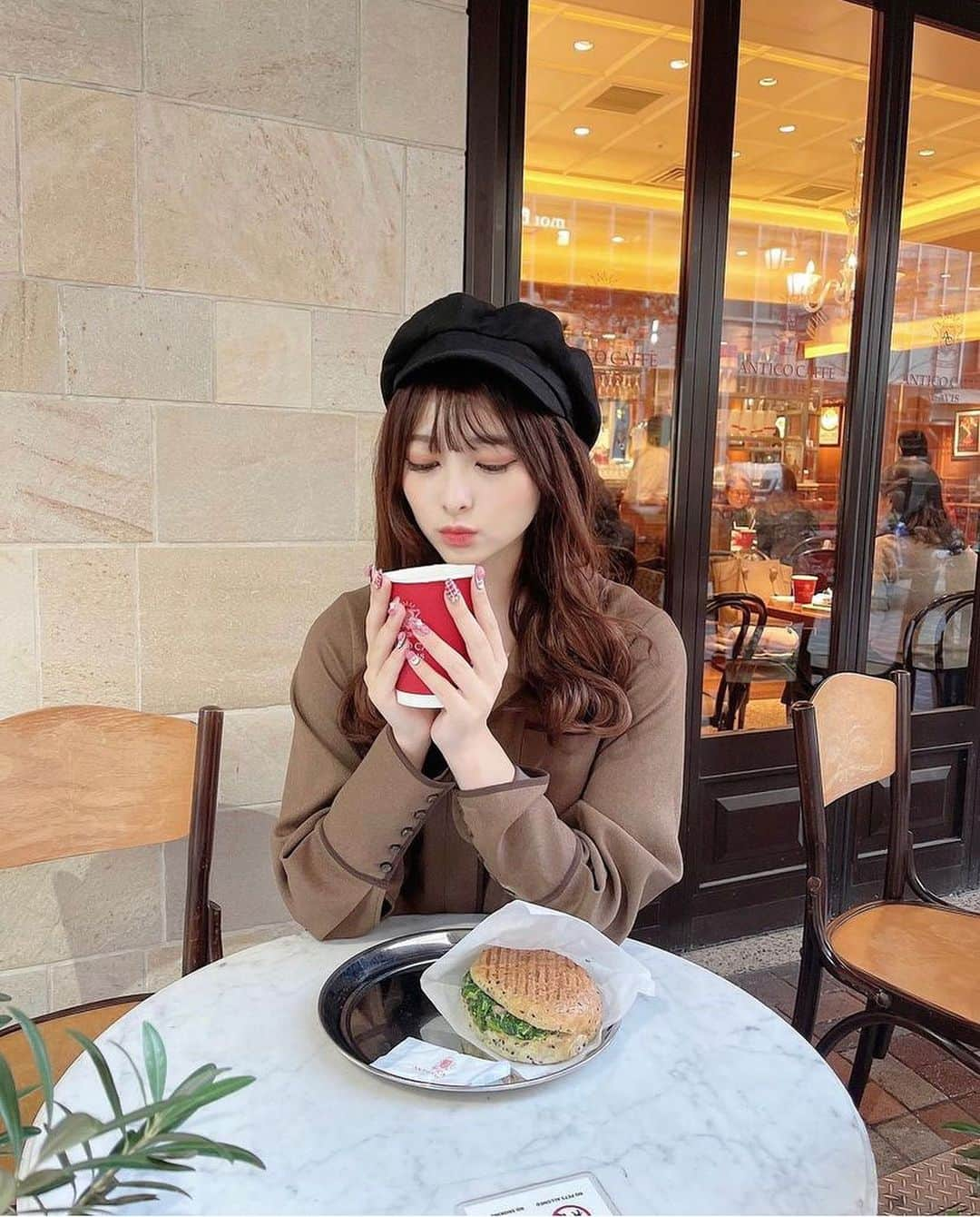 美女美容事情さんのインスタグラム写真 - (美女美容事情Instagram)「《冬コーデ美女❄️💖》⁠ *⠀⠀⠀⠀⠀⠀⁠⠀⁠⠀⁠⠀⁠⠀⁠ 今回ご紹介させて頂きますのは!!👀❤️⁠⠀⁠⠀⁠⠀⁠⠀⁠ 牧内莉亜さん<@ria___0317> の素敵なお写真📸⠀⁠⠀⁠⠀⁠ *⠀⁠ お洒落でかわいすぎる女子大生😍🧡 こんな美女がカフェにいたら見惚れてしまいます🍔✨ *⠀⁠⠀⁠⠀⁠⠀⁠⠀⁠ 牧内莉亜さん<@ria___0317> 素敵な投稿をありがとうございました☺️📸✨⠀⁠ 牧内莉亜さんのアカウントには他にも素晴らしい投稿が沢山ありますので是非覗いてみてくださいね💁‍♀️💙⁠ ⁠ ⠀⠀⁠⠀⁠⠀⁠⠀⁠ △▼△▼△▼△▼△▼△▼△▼△▼△▼ ⁠⠀⁠⠀⁠⠀⁠ ❤️🧡💛「ビジョビ (美女美容事情)」💚💙💜⠀⠀⠀⠀⠀⠀⠀⠀⠀⠀⠀⠀⠀⠀⁠⠀⁠⠀⁠⠀⁠⠀⁠⠀⁠ 👇掲載ご希望の方は👇⠀⠀⠀⠀⠀⠀⠀⠀⠀⠀⠀⠀⠀⠀⠀⁠⠀⁠⠀⁠⠀⁠⠀⁠⠀⁠ @b_b_j.jタグ付けと🖤 #ビジョビ ⁠⠀⁠ 🖤タグ付けお願いします⠀⠀⠀⠀⠀⠀⠀⠀⠀⠀⠀⠀⠀⠀⠀⁠⠀⁠⠀⁠⠀⁠⠀⁠⠀⁠ △▼△▼△▼△▼△▼△▼△▼△▼△▼ ⁠⠀⁠ #美女#美人#カフェ#冬服コーデ #大学生#女子大生#カフェコーデ #インスタ美女#インスタ美人」12月5日 17時30分 - b_b_j.j