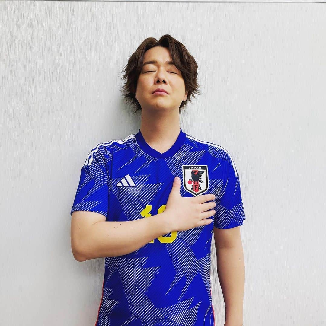 しゅうぺいさんのインスタグラム写真 - (しゅうぺいInstagram)「サッカー日本代表を応援します✨ 一緒に戦いましょう⚽️ 熱くなれーー🔥🔥🔥  #worldcup #SAMURAIBLUE #daihyo  #soccer  #football #JFA #日本代表 #サッカー日本代表 #Qatar #Qatar2022 #シュウペイポーズ」12月5日 18時33分 - pekopa.shupei