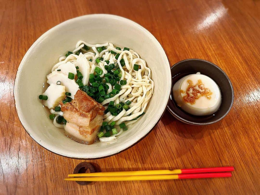 知念里奈さんのインスタグラム写真 - (知念里奈Instagram)「今夜の夕飯は沖縄。 スープを飲み干したら出てくる魚紋、わかってるのにきゅん🫶  #じーまみ豆腐に #生姜は必須 #沖縄そば #こーれーぐーす #豚角煮は圧力鍋で時短 #やちむん」12月5日 18時39分 - rinachan29