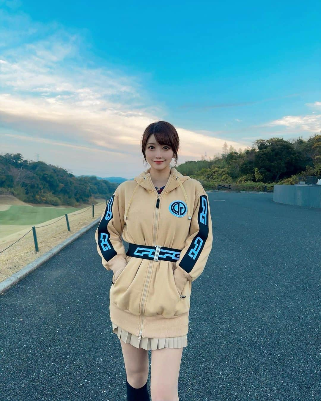 MAYUさんのインスタグラム写真 - (MAYUInstagram)「. 空が青くてとっても綺麗な日だった⛳️🏞️☁️✨ . 耳つきイヤマフ着けてみたよ🐈 ふわふわでかわいいでしょ🤍 @pearlygates_official  . ウェアは @cpggolf_official 🤎 このパーカー裏起毛がふかふかでとってもあったかい！ ベルトも付いてるからウエスト絞って着ることもできる😉🤎 . . #ゴルフ女子#ゴルフ#ゴルフウェア#ゴルフファッション#ゴルフコーデ#パーリーゲイツ#シーピージー#シーピージーゴルフ#ブリストルヒルゴルフクラブ#golf#golfwear#golfstagram#golflife#golfcourse#golfclub#golfday#cpggolf#pearlygates#bristolhillgolfclub」12月5日 18時51分 - mayu.kina_golf