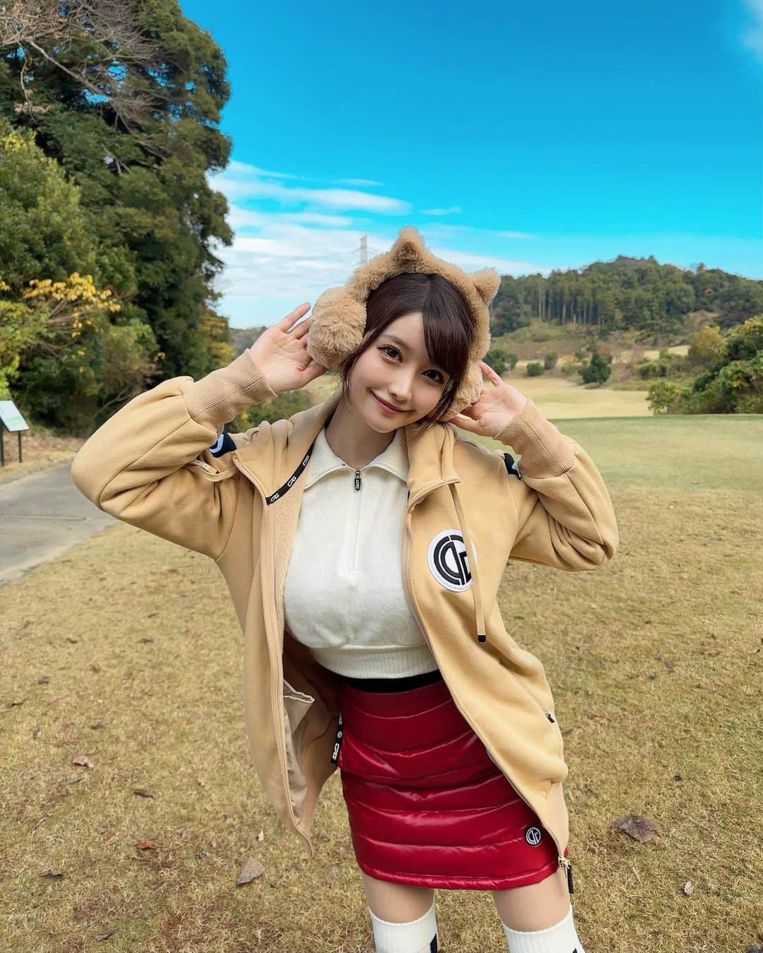 MAYUさんのインスタグラム写真 - (MAYUInstagram)「. 空が青くてとっても綺麗な日だった⛳️🏞️☁️✨ . 耳つきイヤマフ着けてみたよ🐈 ふわふわでかわいいでしょ🤍 @pearlygates_official  . ウェアは @cpggolf_official 🤎 このパーカー裏起毛がふかふかでとってもあったかい！ ベルトも付いてるからウエスト絞って着ることもできる😉🤎 . . #ゴルフ女子#ゴルフ#ゴルフウェア#ゴルフファッション#ゴルフコーデ#パーリーゲイツ#シーピージー#シーピージーゴルフ#ブリストルヒルゴルフクラブ#golf#golfwear#golfstagram#golflife#golfcourse#golfclub#golfday#cpggolf#pearlygates#bristolhillgolfclub」12月5日 18時51分 - mayu.kina_golf