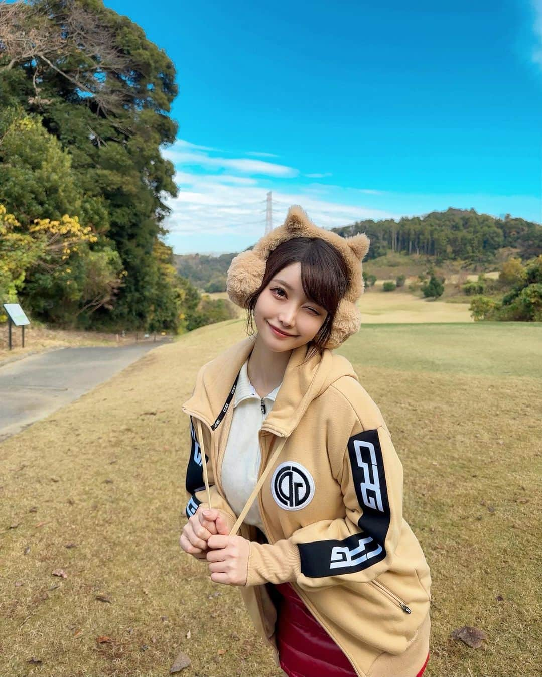 MAYUさんのインスタグラム写真 - (MAYUInstagram)「. 空が青くてとっても綺麗な日だった⛳️🏞️☁️✨ . 耳つきイヤマフ着けてみたよ🐈 ふわふわでかわいいでしょ🤍 @pearlygates_official  . ウェアは @cpggolf_official 🤎 このパーカー裏起毛がふかふかでとってもあったかい！ ベルトも付いてるからウエスト絞って着ることもできる😉🤎 . . #ゴルフ女子#ゴルフ#ゴルフウェア#ゴルフファッション#ゴルフコーデ#パーリーゲイツ#シーピージー#シーピージーゴルフ#ブリストルヒルゴルフクラブ#golf#golfwear#golfstagram#golflife#golfcourse#golfclub#golfday#cpggolf#pearlygates#bristolhillgolfclub」12月5日 18時51分 - mayu.kina_golf