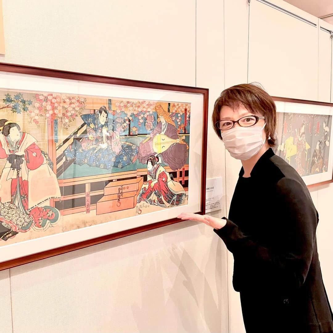 若村麻由美さんのインスタグラム写真 - (若村麻由美Instagram)「❣️浮世絵展が面白い❣️ 209年前から明治までの役者絵50点！ こんなに色鮮やかに保存されているのは稀！ このチャンスを逃さないで〜と聞き、有楽町マリオンに行ってきました🤗  浮世絵は木版画 絵師、彫り師、刷り師が分業して、色の数だけ木版を彫って、一色一版を重ねて一枚一枚手で刷り上げる超絶技巧の職人技。文字も反転して書いて彫らなくてはなりません。  役者絵は、当時のチラシやポスター、プロマイドの役割ですから、新作演目が決まり次第いち早く売り出す為、時間との戦いだったはずですが雑さは微塵も感じません。  実は昔、 NHKの蔦屋重三郎の特集番組でアタシが絵師となって、アダチ版画研究所で浮世絵を作成していただいた経験があるので、200年前の技術を目の前にして、その多彩な浮世絵（錦絵）一点一点に見惚れました！  時と共に移り変わる、役者や風俗がいち早く反映されてきた事がわかる浮世絵、文明開花以降に赤の色が全く違うのは、顔料を輸入したのかも  美しい錦絵が、ポップアート的なデザインに変化していくのも興味深く、この流れがあって、今のアニメやデジタルアートにつながるのだと実感できました  19世紀ヨーロッパで大流行したジャポニスム文化の中でも、世界の芸術家に影響を与えた【浮世絵】 日本好き、浮世絵好き、歌舞伎好き、着物好き、江戸好き、幕末好きの皆様、12月13日まで。お見逃しなく👀✨  🤳一点だけ、触れる浮世絵 現代のサンエムカラーの最新印刷技術「カサネグラフィカ」で触り心地まで再現した浮世絵。触れてきました👋  🤳役者の顔の人面魚😱 1人1人名前も書いてありましたが、アタシだったら嬉しくないかも🤣  🤳ビックリした超かるーい図録！ 紙も軽く、印刷技術も素晴らしいので、是非手に取ってみてください👀👋  全ての美術展の図録をコレにしてほしい😁  🤳浮世絵チケットケースをマスクケース用に買いました😷  🤳懐かしい折りたたみ団扇！ 扇子うちわというのかな？コレもかるーい！ 今晩はコレで⚽️サッカーW杯応援🇯🇵  🎫浅井コレクション 「市川團十郎と歌川派の絵師たち」 開催期間：11/26ー12/13 開催時間：11:00-18:00 会場:：有楽町マリオン11階「有楽町朝日ギャラリー」 公式HP： https://www.sunm.co.jp/dankuni/ 公式Twitter： https://twitter.com/danjuro_ukiyoe 3分解説(東京大学古井戸秀夫名誉教授)： https://youtu.be/mtv1tehY6oA  #若村麻由美 #mayumiwakamura  #ukiyoe #有楽町マリオン #有楽町朝日ギャラリー #浅井コレクション #浮世絵 #歌川派 #役者絵 #錦絵 #木版画 #サンエムカラー #印刷 #カサネグラフィカ #触れる #アート #軽い #図録 #驚き #人面魚 #団扇」12月5日 19時08分 - mayumiwakamura_official