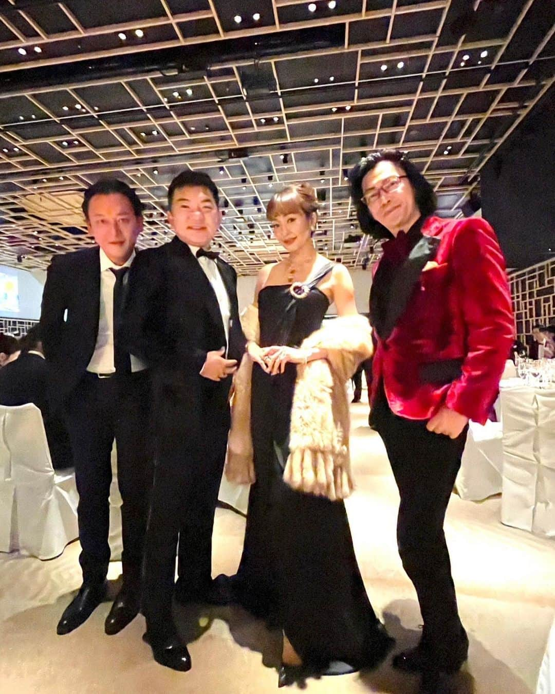 神田うのさんのインスタグラム写真 - (神田うのInstagram)「The 50th ANNIVERSARY of ICCJ GALA DINNER （在日イタリア商工会議所50周年ガラディナー） に、フォーマルウェアをこよなく愛し、今、間違いなく日本でトップテイラーであり、タキシードデザイナーの横山さん💕 @tuxedo_designer_munetaka にお招き頂き参加して参りました☺️🇮🇹 20代の頃からの友人💕でもあるフルキャストの平野さん💕にも久々にお目にかかれ、色々とCatch Upも出来て嬉しかったですし、その平野さん💕や八芳園の長谷さん💕がお召しになっているタキシードもロッソネロのものですよ☺️ 最高の素材と本当に美しいシルエットです✨ @tuxedo_atelier_rossonero  @tuxedo_collection_rossonero   流石に駐日イタリア大使🇮🇹はロッソネロのものではありませんでしたが（笑）  それから私は、近年（特に若者達が）フォーマルウェアを着なくなり、どんどん簡略化していくファッションをとても残念に思っています…😢  こちらにいらして下さるフォロワーさん達💕はもちろんUNOもジーンズ👖やTシャツなどを楽しんでいる事はご存知の事と思いますが、全てはTPOでありますからね☺️  カジュアルで良い時にフォーマルウェアを着て行くのもおかしいですし😅フォーマルの時にカジュアルな装いはお相手に対してとても失礼な事になってしまいますし😓  やはり全てはシチュエーションでありTPOですから❣️  ですから皆様💕もTPOに合わせて素敵なフォーマルウェアを楽しんでいかれて下さいね☺️  ガラディナーの最後は流石イタリアンパーティーらしくダンスタイムで盛り上がりましたよ🤣  楽しいひと時でした😊  #50thanniversary#iccj#galadinner#gala#dinner#party#在日イタリア商工会議所#50周年#ガラディナー#パーティー#フォーマルウェア#タキシード#ロッソネロ#ロッソネロタキシード#タキシード#八芳園#神田うの#unokanda」12月5日 19時11分 - unokandaofficial