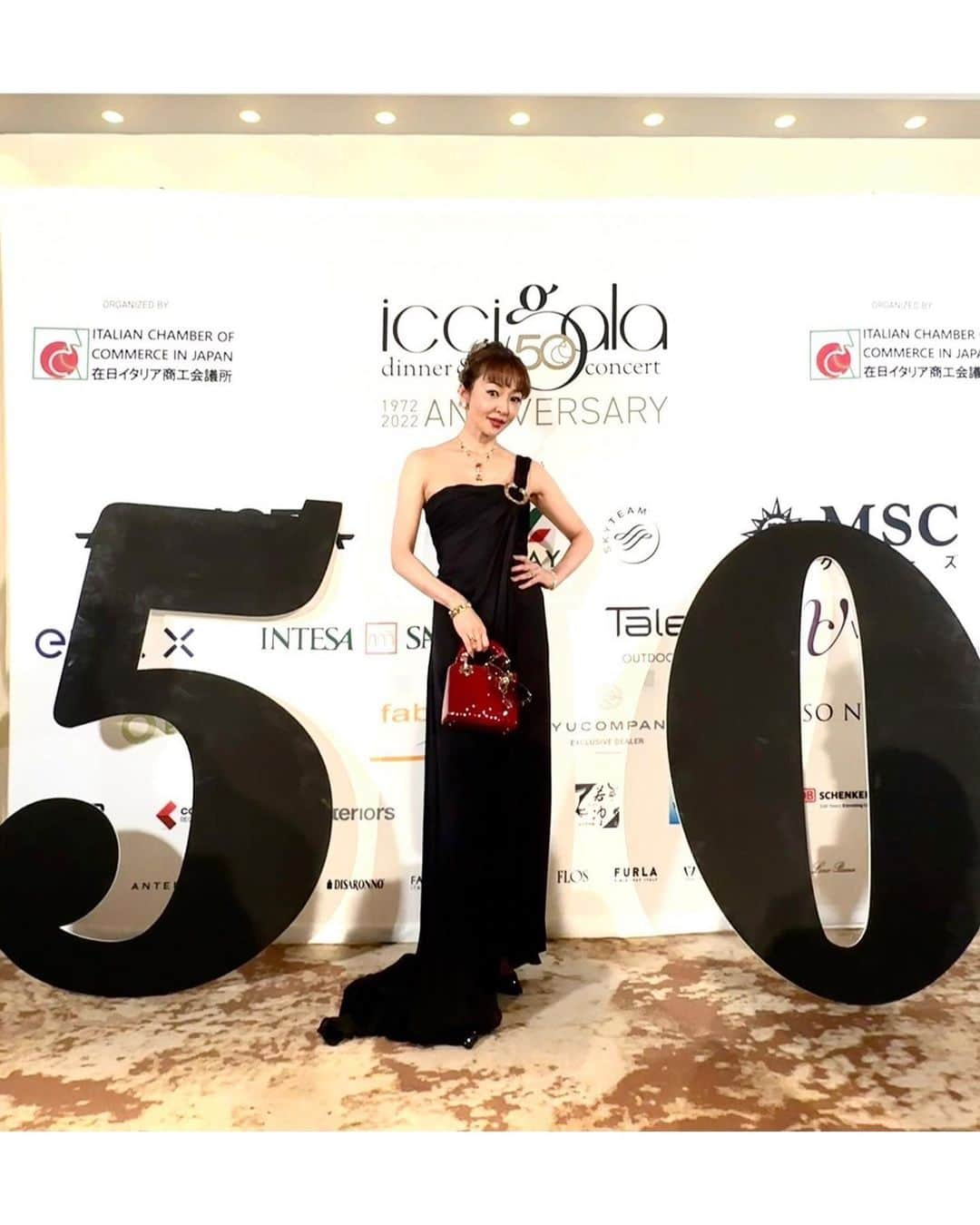 神田うのさんのインスタグラム写真 - (神田うのInstagram)「The 50th ANNIVERSARY of ICCJ GALA DINNER （在日イタリア商工会議所50周年ガラディナー） に、フォーマルウェアをこよなく愛し、今、間違いなく日本でトップテイラーであり、タキシードデザイナーの横山さん💕 @tuxedo_designer_munetaka にお招き頂き参加して参りました☺️🇮🇹 20代の頃からの友人💕でもあるフルキャストの平野さん💕にも久々にお目にかかれ、色々とCatch Upも出来て嬉しかったですし、その平野さん💕や八芳園の長谷さん💕がお召しになっているタキシードもロッソネロのものですよ☺️ 最高の素材と本当に美しいシルエットです✨ @tuxedo_atelier_rossonero  @tuxedo_collection_rossonero   流石に駐日イタリア大使🇮🇹はロッソネロのものではありませんでしたが（笑）  それから私は、近年（特に若者達が）フォーマルウェアを着なくなり、どんどん簡略化していくファッションをとても残念に思っています…😢  こちらにいらして下さるフォロワーさん達💕はもちろんUNOもジーンズ👖やTシャツなどを楽しんでいる事はご存知の事と思いますが、全てはTPOでありますからね☺️  カジュアルで良い時にフォーマルウェアを着て行くのもおかしいですし😅フォーマルの時にカジュアルな装いはお相手に対してとても失礼な事になってしまいますし😓  やはり全てはシチュエーションでありTPOですから❣️  ですから皆様💕もTPOに合わせて素敵なフォーマルウェアを楽しんでいかれて下さいね☺️  ガラディナーの最後は流石イタリアンパーティーらしくダンスタイムで盛り上がりましたよ🤣  楽しいひと時でした😊  #50thanniversary#iccj#galadinner#gala#dinner#party#在日イタリア商工会議所#50周年#ガラディナー#パーティー#フォーマルウェア#タキシード#ロッソネロ#ロッソネロタキシード#タキシード#八芳園#神田うの#unokanda」12月5日 19時11分 - unokandaofficial