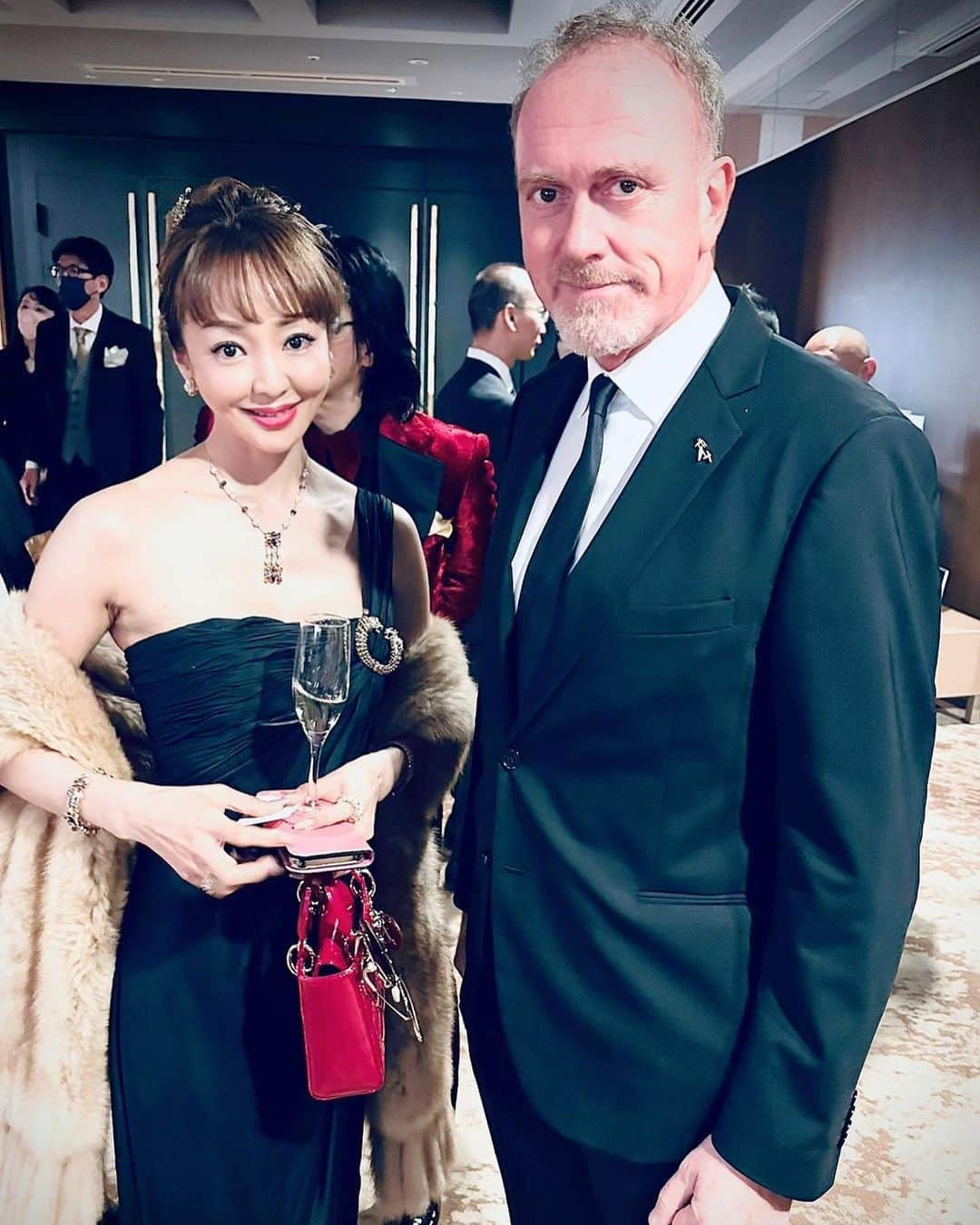 神田うのさんのインスタグラム写真 - (神田うのInstagram)「The 50th ANNIVERSARY of ICCJ GALA DINNER （在日イタリア商工会議所50周年ガラディナー） に、フォーマルウェアをこよなく愛し、今、間違いなく日本でトップテイラーであり、タキシードデザイナーの横山さん💕 @tuxedo_designer_munetaka にお招き頂き参加して参りました☺️🇮🇹 20代の頃からの友人💕でもあるフルキャストの平野さん💕にも久々にお目にかかれ、色々とCatch Upも出来て嬉しかったですし、その平野さん💕や八芳園の長谷さん💕がお召しになっているタキシードもロッソネロのものですよ☺️ 最高の素材と本当に美しいシルエットです✨ @tuxedo_atelier_rossonero  @tuxedo_collection_rossonero   流石に駐日イタリア大使🇮🇹はロッソネロのものではありませんでしたが（笑）  それから私は、近年（特に若者達が）フォーマルウェアを着なくなり、どんどん簡略化していくファッションをとても残念に思っています…😢  こちらにいらして下さるフォロワーさん達💕はもちろんUNOもジーンズ👖やTシャツなどを楽しんでいる事はご存知の事と思いますが、全てはTPOでありますからね☺️  カジュアルで良い時にフォーマルウェアを着て行くのもおかしいですし😅フォーマルの時にカジュアルな装いはお相手に対してとても失礼な事になってしまいますし😓  やはり全てはシチュエーションでありTPOですから❣️  ですから皆様💕もTPOに合わせて素敵なフォーマルウェアを楽しんでいかれて下さいね☺️  ガラディナーの最後は流石イタリアンパーティーらしくダンスタイムで盛り上がりましたよ🤣  楽しいひと時でした😊  #50thanniversary#iccj#galadinner#gala#dinner#party#在日イタリア商工会議所#50周年#ガラディナー#パーティー#フォーマルウェア#タキシード#ロッソネロ#ロッソネロタキシード#タキシード#八芳園#神田うの#unokanda」12月5日 19時11分 - unokandaofficial