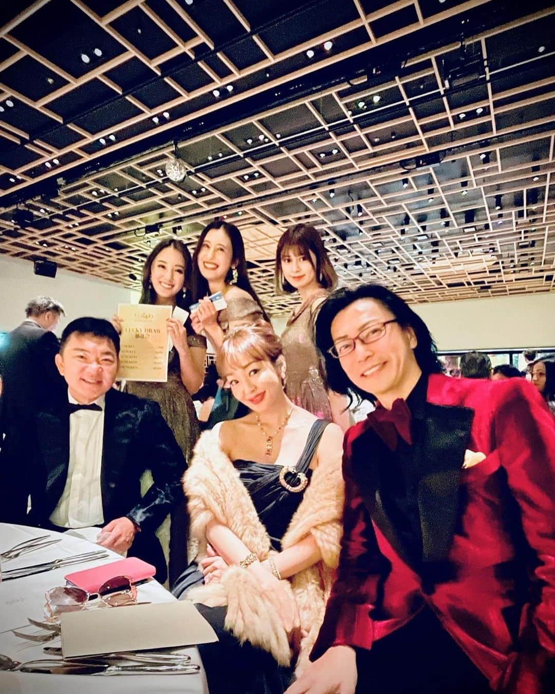 神田うのさんのインスタグラム写真 - (神田うのInstagram)「The 50th ANNIVERSARY of ICCJ GALA DINNER （在日イタリア商工会議所50周年ガラディナー） に、フォーマルウェアをこよなく愛し、今、間違いなく日本でトップテイラーであり、タキシードデザイナーの横山さん💕 @tuxedo_designer_munetaka にお招き頂き参加して参りました☺️🇮🇹 20代の頃からの友人💕でもあるフルキャストの平野さん💕にも久々にお目にかかれ、色々とCatch Upも出来て嬉しかったですし、その平野さん💕や八芳園の長谷さん💕がお召しになっているタキシードもロッソネロのものですよ☺️ 最高の素材と本当に美しいシルエットです✨ @tuxedo_atelier_rossonero  @tuxedo_collection_rossonero   流石に駐日イタリア大使🇮🇹はロッソネロのものではありませんでしたが（笑）  それから私は、近年（特に若者達が）フォーマルウェアを着なくなり、どんどん簡略化していくファッションをとても残念に思っています…😢  こちらにいらして下さるフォロワーさん達💕はもちろんUNOもジーンズ👖やTシャツなどを楽しんでいる事はご存知の事と思いますが、全てはTPOでありますからね☺️  カジュアルで良い時にフォーマルウェアを着て行くのもおかしいですし😅フォーマルの時にカジュアルな装いはお相手に対してとても失礼な事になってしまいますし😓  やはり全てはシチュエーションでありTPOですから❣️  ですから皆様💕もTPOに合わせて素敵なフォーマルウェアを楽しんでいかれて下さいね☺️  ガラディナーの最後は流石イタリアンパーティーらしくダンスタイムで盛り上がりましたよ🤣  楽しいひと時でした😊  #50thanniversary#iccj#galadinner#gala#dinner#party#在日イタリア商工会議所#50周年#ガラディナー#パーティー#フォーマルウェア#タキシード#ロッソネロ#ロッソネロタキシード#タキシード#八芳園#神田うの#unokanda」12月5日 19時11分 - unokandaofficial