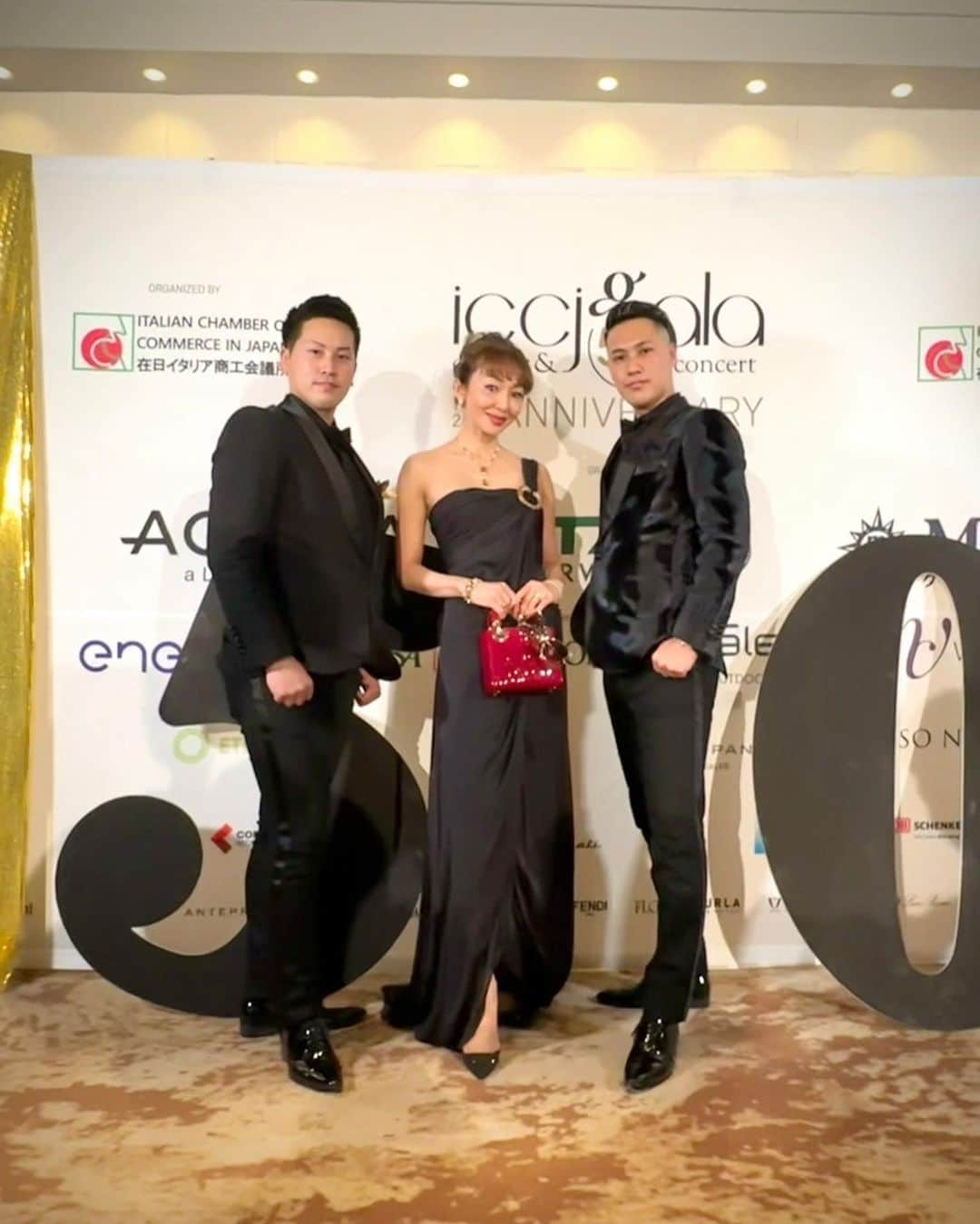 神田うのさんのインスタグラム写真 - (神田うのInstagram)「The 50th ANNIVERSARY of ICCJ GALA DINNER （在日イタリア商工会議所50周年ガラディナー） に、フォーマルウェアをこよなく愛し、今、間違いなく日本でトップテイラーであり、タキシードデザイナーの横山さん💕 @tuxedo_designer_munetaka にお招き頂き参加して参りました☺️🇮🇹 20代の頃からの友人💕でもあるフルキャストの平野さん💕にも久々にお目にかかれ、色々とCatch Upも出来て嬉しかったですし、その平野さん💕や八芳園の長谷さん💕がお召しになっているタキシードもロッソネロのものですよ☺️ 最高の素材と本当に美しいシルエットです✨ @tuxedo_atelier_rossonero  @tuxedo_collection_rossonero   流石に駐日イタリア大使🇮🇹はロッソネロのものではありませんでしたが（笑）  それから私は、近年（特に若者達が）フォーマルウェアを着なくなり、どんどん簡略化していくファッションをとても残念に思っています…😢  こちらにいらして下さるフォロワーさん達💕はもちろんUNOもジーンズ👖やTシャツなどを楽しんでいる事はご存知の事と思いますが、全てはTPOでありますからね☺️  カジュアルで良い時にフォーマルウェアを着て行くのもおかしいですし😅フォーマルの時にカジュアルな装いはお相手に対してとても失礼な事になってしまいますし😓  やはり全てはシチュエーションでありTPOですから❣️  ですから皆様💕もTPOに合わせて素敵なフォーマルウェアを楽しんでいかれて下さいね☺️  ガラディナーの最後は流石イタリアンパーティーらしくダンスタイムで盛り上がりましたよ🤣  楽しいひと時でした😊  #50thanniversary#iccj#galadinner#gala#dinner#party#在日イタリア商工会議所#50周年#ガラディナー#パーティー#フォーマルウェア#タキシード#ロッソネロ#ロッソネロタキシード#タキシード#八芳園#神田うの#unokanda」12月5日 19時11分 - unokandaofficial