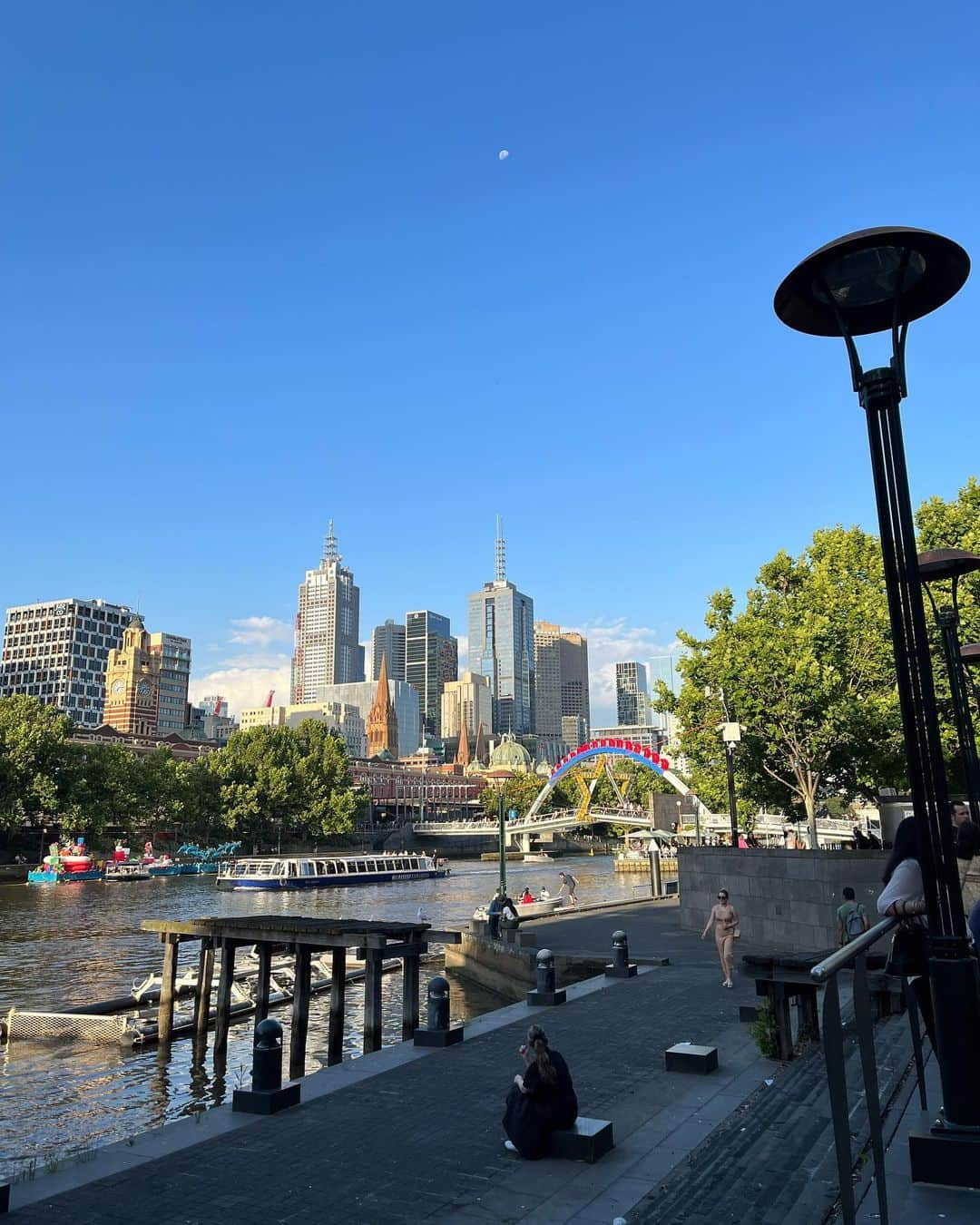 木村理恵さんのインスタグラム写真 - (木村理恵Instagram)「🇦🇺🌞  Melbourne👩‍🎨🎨  メルボルンは芸術の都市らしい✨ 街中にウォールアート沢山あったり、 路上パフォーマーのジョアンナがいたり🎨 @joannared  @annaredart  めちゃかっこよかった🤩💕  そして世界一番カフェが多い都市らしい☕️ ラテアートも可愛かった💕  あーちゃんと お気に入りの公園の写真📸✨  ビーサン🩴コーデがやっぱり荷物軽くていいよね🤣  #melbourne #オーストラリア#Australia#オーストラリア旅行#海外旅行#park#australiagram#australiatravel#australiatrip#ゴールドコースト#メルボルン#メルボルン旅行#メルボルン観光#japanesegirl#公園」12月5日 21時18分 - rierienari1229