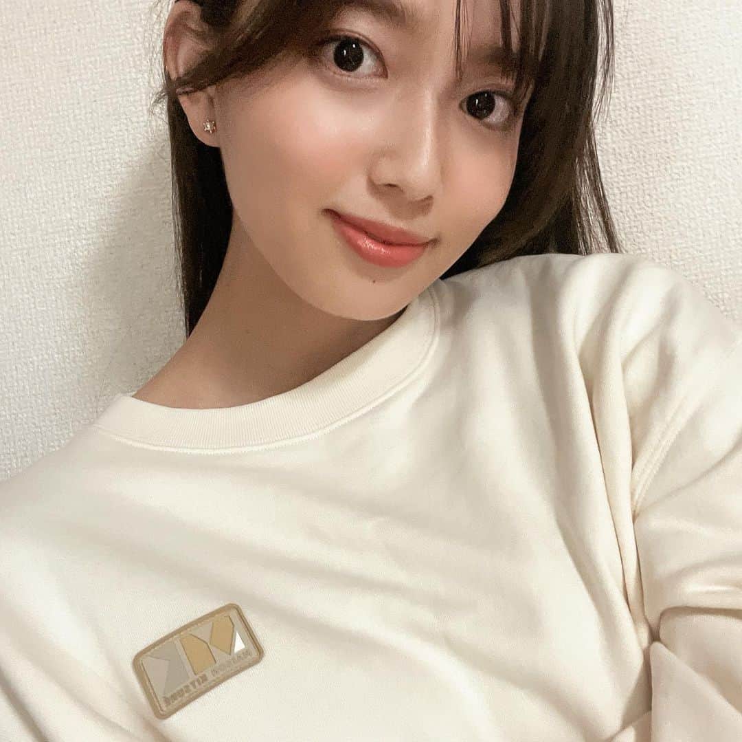 間瀬遥花さんのインスタグラム写真 - (間瀬遥花Instagram)「. 楽チンにいきたい日はスウェット着るに限る！ . . . #maisonkitsune #kitsune #maisonkitsuné #スウェット #メゾンキツネ #キツネ #スウェットプルオーバー #スウェット女子 #冬アイテム #キツネ女子 #maisonkitsunejapan #白スウェット」12月5日 21時58分 - maseharu_929