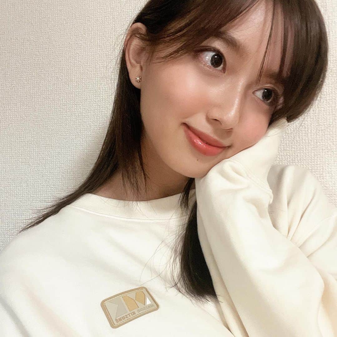 間瀬遥花さんのインスタグラム写真 - (間瀬遥花Instagram)「. 楽チンにいきたい日はスウェット着るに限る！ . . . #maisonkitsune #kitsune #maisonkitsuné #スウェット #メゾンキツネ #キツネ #スウェットプルオーバー #スウェット女子 #冬アイテム #キツネ女子 #maisonkitsunejapan #白スウェット」12月5日 21時58分 - maseharu_929