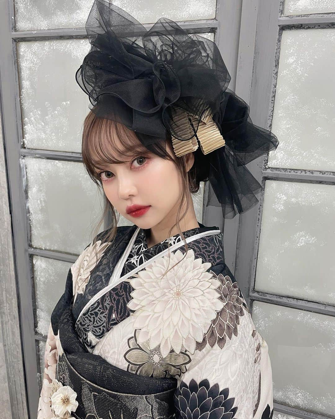 中村里砂さんのインスタグラム写真 - (中村里砂Instagram)「今年も京都丸紅さんの撮影で京都へ。  お仕事させてもらって9年目らしい..! 素敵な振袖をたくさん着させてもらって、変わっていくトレンドやムードも感じさせてもらえて、毎年楽しみな撮影🎗️  コーディネートやヘアアレンジも可愛いので、九重×中村里砂 をチェックしてみてください。  いつもスタジオに行くだけだけど、めずらしくお寺に行ったりしてみたりして、紅葉の京都楽しかった🍁」12月5日 23時07分 - risa_doll_