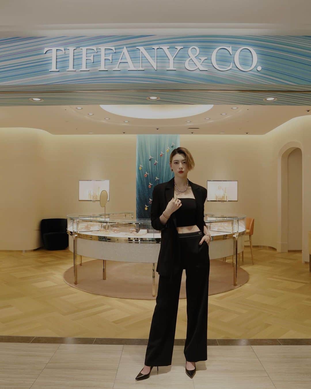 三吉彩花さんのインスタグラム写真 - (三吉彩花Instagram)「-Tiffany&Co.-  ティファニー梅田阪急店がリニューアルオープン。 ということで本日お邪魔させていただきました💫  最新のデザインコンセプトで眩い輝きを放つ店内はとても素敵でした。。 そしてなんと日本限定のDBYペンダントも先行発売中だそう。  特別な贈り物と出会える梅田阪急店１階、５階へ是非💫  @tiffanyandco  #tiffanyandco  #ティファニー」12月5日 23時23分 - miyoshi.aa