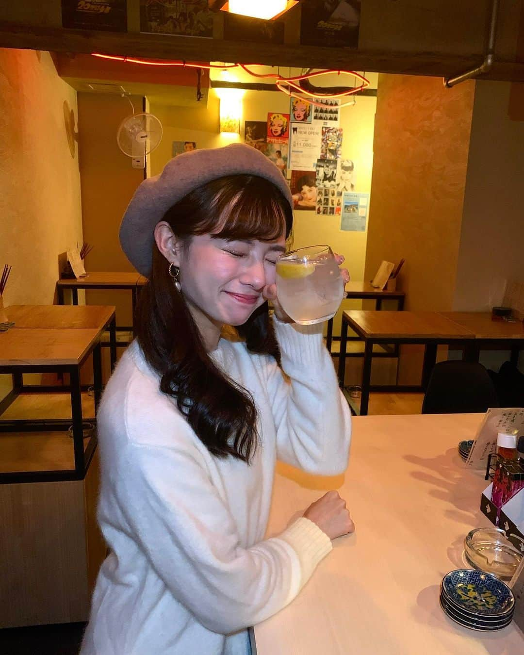 川村まりさんのインスタグラム写真 - (川村まりInstagram)「この前行った梅田の立ち飲み屋さん @tachinomi_liberty 💕  店員さんとのお話が楽しくて気づいたら3時間くらい立ちながら飲んでた😂ご飯美味しいし、お酒が進む味〜コスパも良くて最高やった！ 使い捨てのベイプも売ってたよ☁️一時期売り切れになってたらしい(ﾟωﾟ)  #梅田グルメ #梅田立ち飲み#大阪立ち飲み#立ち飲み屋 #立ち飲み#立ち飲み居酒屋#大阪居酒屋#梅田居酒屋」12月5日 23時40分 - marimari725