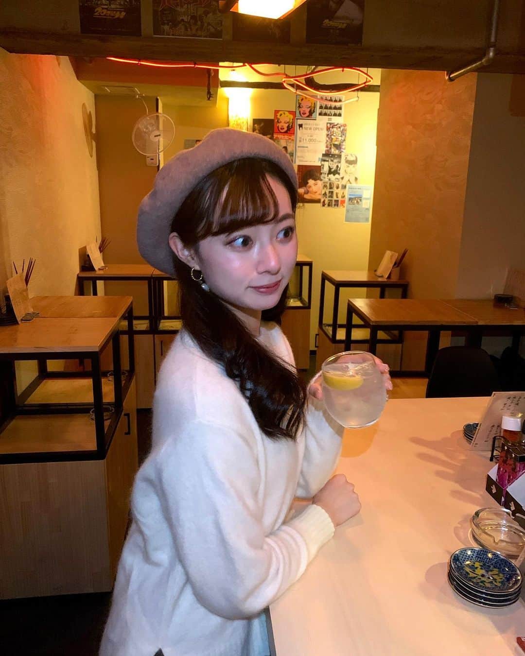 川村まりさんのインスタグラム写真 - (川村まりInstagram)「この前行った梅田の立ち飲み屋さん @tachinomi_liberty 💕  店員さんとのお話が楽しくて気づいたら3時間くらい立ちながら飲んでた😂ご飯美味しいし、お酒が進む味〜コスパも良くて最高やった！ 使い捨てのベイプも売ってたよ☁️一時期売り切れになってたらしい(ﾟωﾟ)  #梅田グルメ #梅田立ち飲み#大阪立ち飲み#立ち飲み屋 #立ち飲み#立ち飲み居酒屋#大阪居酒屋#梅田居酒屋」12月5日 23時40分 - marimari725