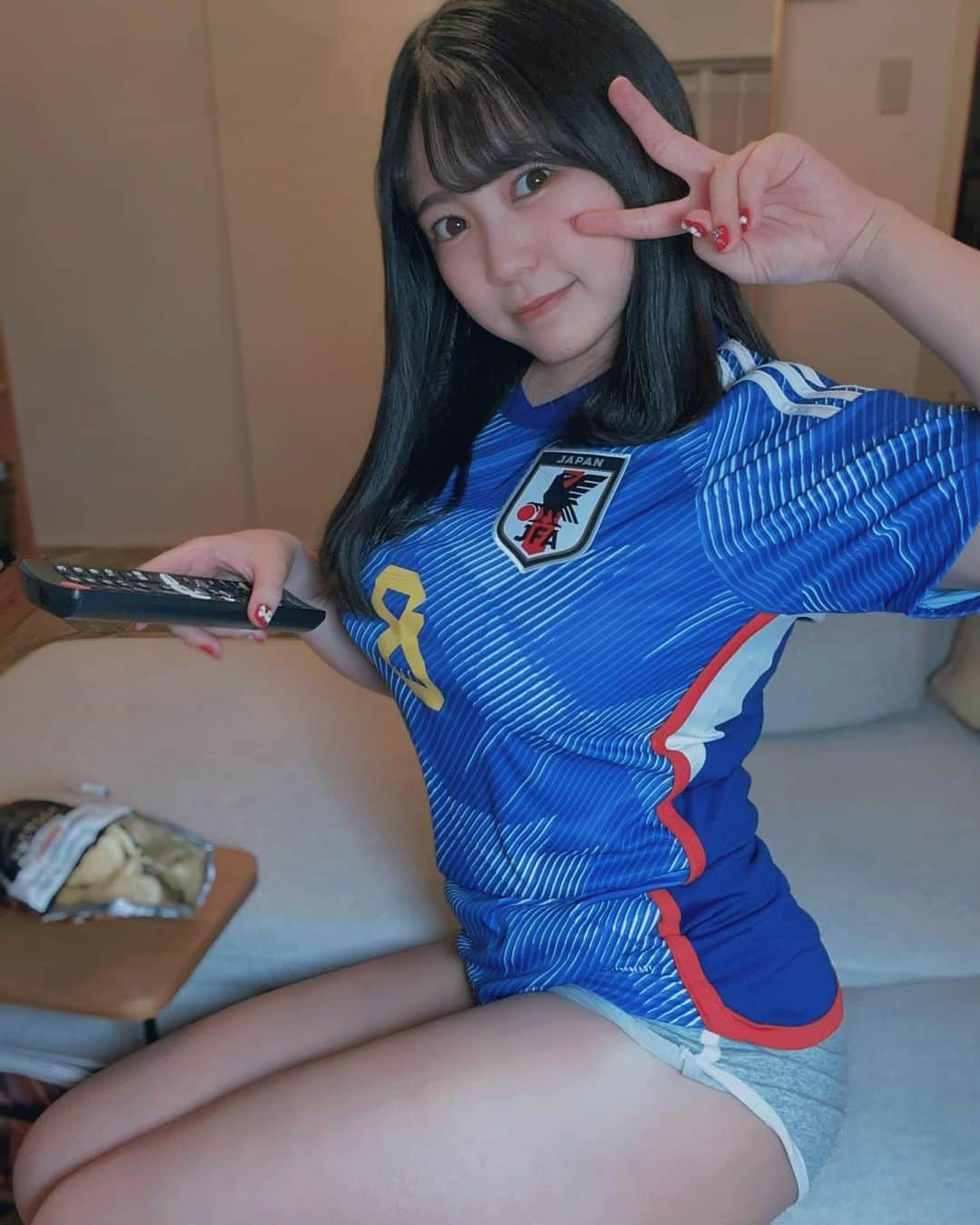 能美真奈（ぷにたん）さんのインスタグラム写真 - (能美真奈（ぷにたん）Instagram)「I support Japan.🇯🇵 You can use it to watch a game with A girlfriend💙  彼女とworldcup観戦なうに使っていいよ   #ワールドカップ  #fifaworldcup  #能美真奈 #ぷにたん #ぷにぷに #グラビアアイドル  #アイドル #日本的偶像 #偶像 #童顔肉感萌妹 #巨乳美女 #童顔巨乳 #美女図鑑 #美少女図鑑 #ビジョビ #性感內衣 #japaneseidol #japanesegirl #cosplaysexy #idol #グラビア #cosplaygirl #コスプレ女子 #自撮り女子 #自撮り #むちむちボディ #むちむち #今世紀最大のわがままボディ #裏垢女子と繋がりたい #着衣巨乳」12月6日 2時24分 - punitan0624