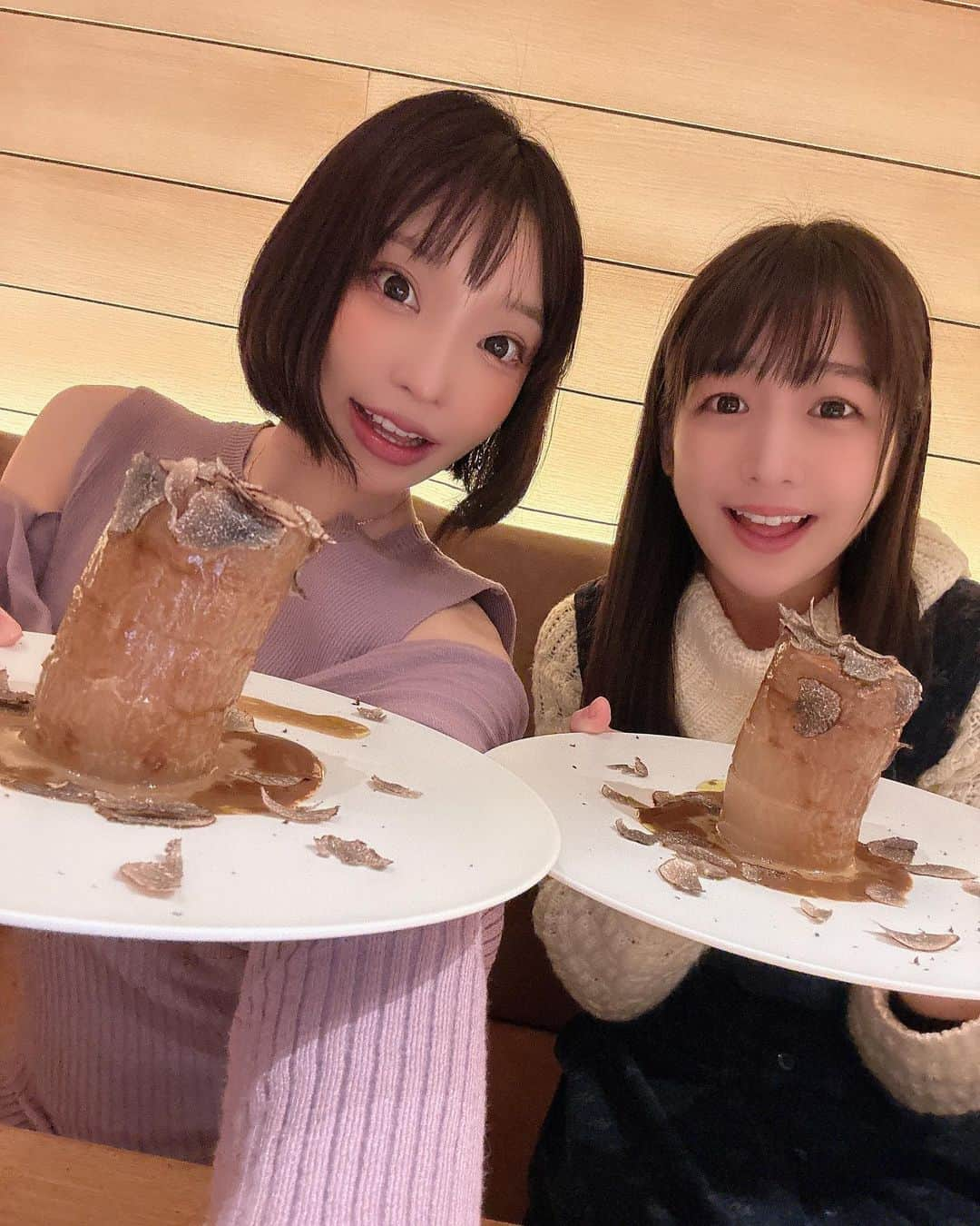 まいてぃ（粕谷まい）さんのインスタグラム写真 - (まいてぃ（粕谷まい）Instagram)「わかなちゃんとの初ごはんは大好きなチェルディさん♡ ちなみに12/7に新店の自由が丘店がOPENするから一足先にお邪魔してきたの😳💓 ごめんね先行っちゃって！笑 ここには何を隠そう私が世界で1番愛する大根がいらっしゃるのです。いつ行っても居る。すごい。 いつでも会えるのに世界一だなんて…すごい。  わかなちゃんとは何を話していてもすごく楽しかったです♡ 本当に初めて遊ぶ私たちなの？って感じでとても楽しかったです♡ で会えて嬉しい人だ🤤❤️  これからも仲良くしてくれるかなぁ？🥹💓  よろしくね♡  チェルディさんは1人でも絶対またいこ🤔❤️  #大食い #上原わかな #グラビアアイドル #Tバック隊長 #まいてぃ」12月6日 6時09分 - maity_0917