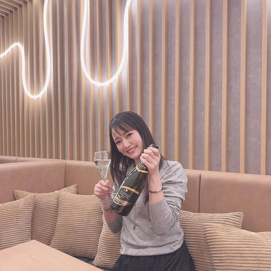 吉山りささんのインスタグラム写真 - (吉山りさInstagram)「🍽🥳🥂🥳🥳 自由が丘 オープン『チェルディ』さんへ💕  1年ぶりのあじゅと4日ぶりのえりちゃん😂  ガールズトークしながら 美味しすぎるチェルディさんのお食事を 飲んで食べて〜食べて飲んで〜😋  門前仲町、流山に続き3店舗目の自由が丘店💕  大好き過ぎて数えられないくらい行ってるお店で 大好きな友だちはみんな連れてってる💕  個室はクッションいっぱいの扉付きで隠れ家トークもできちゃう😎  あじゅにお花貰った❣️ありぁと🎂 ハスキーボイスでも可愛い大好きな妹👯‍♀️とゆーか娘😂愛海と話してるみたい🤣（笑）  伊藤さん、ご馳走様でした✨ いつもありがとうございます🥰 はーちゃんとも今度行きます💕  @cerdi_jiyugaoka @takayvki  @azuayu @detoxsaiko @oreorerisa    #チェルディ  #チェルディ自由が丘 #イタリアン  #自由が丘グルメ  #自由が丘 #ガールズトーク #飲み放題 #美味しい  #全部美味しい #大好きなお店 #グルメ  #インスタグルメ  #個室  #italian  #コスパ最強伝説  #cerdi    #吉山りさ  #フリーモデル」12月6日 9時01分 - oreorerisa