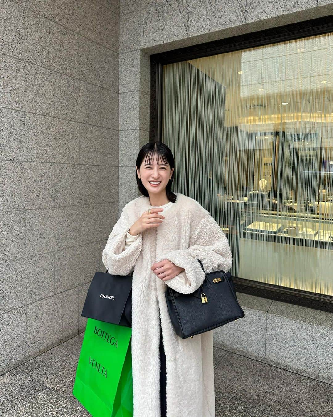 松本恵奈さんのインスタグラム写真 - (松本恵奈Instagram)「本日から発売のMIX FUR COCOON COAT♡毎年出しているリコファーコートの進化番です✨ 今年は密度が詰まったボリュームのある暖かい見頃と、細かいボアを使用し軽く仕上げた袖の2種類のファーを使用しました。体をすっぽりと包むシルエットで、寒い日に活躍する1枚です♡ファーはそれぞれ厚みを調節し、色もオリジナルカラーとなっています♡是非お楽しみに！ そしてパンツもお気に入りのジャージーパンツです♡ #clane #本日発売 #新作」12月6日 11時29分 - ena1123