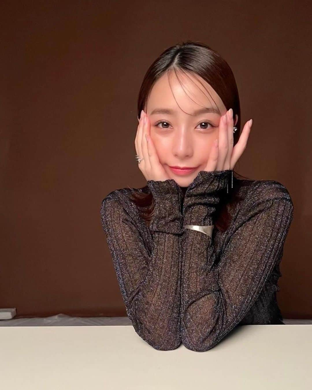 宇垣美里マネージャーさんのインスタグラム写真 - (宇垣美里マネージャーInstagram)「現在発売中の『PIERRE MARCOLINI  COSME BOOK』のオフショットをお届けします🫣💕  ベルギー王室御用達ショコラティエ「ピエール マルコリーニ」初となるコスメパレット付きBOOK🍫✨  定番のチョコレートアソートである「セレクションボックス」をそのまま再現しており、とてもかわいいパレットになっています🥰  皆様、是非お手にとってみてください🌼✨  先程の投稿が4枚目以降真っ暗になってしまったので、再度投稿しました。 コメントしてくださった皆様すみません…」12月6日 12時15分 - ugakimisato.mg