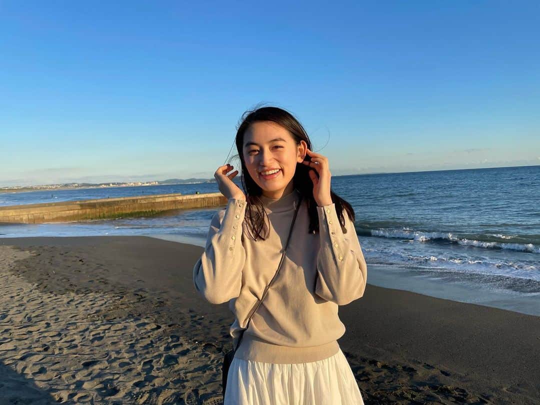 八木莉可子さんのインスタグラム写真 - (八木莉可子Instagram)「加山雄三さん 「海が男にしてくれた」MVの オフショットです🎞  本当にお天気が良くて 海も光を反射してきらきらしていて、 素敵な一日でした…  一枚目の写真の石は マグリットみたいやった。  #加山雄三 さん #海が男にしてくれた」12月6日 13時47分 - yagirikaco_official