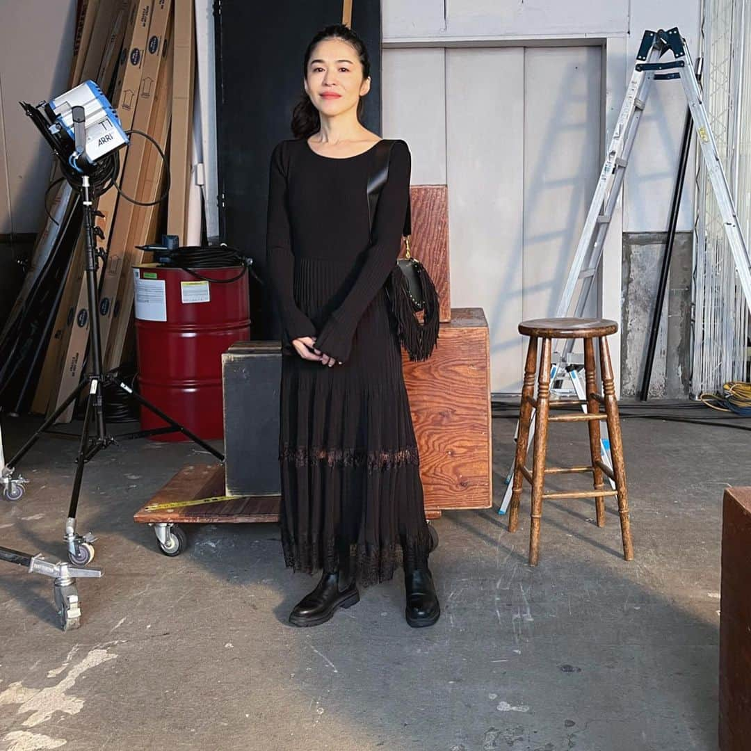 辻直子さんのインスタグラム写真 - (辻直子Instagram)「#blackdress#boots#fringe #allblack ⚫️⚫️⚫️ #雨の日はきら〜い☔️🙆🏻‍♀️🧟‍♀️ #サイドゴアもパンプスもプラットフォームも#オールマイティ💓  これはすき。」12月6日 16時37分 - naoko.ts